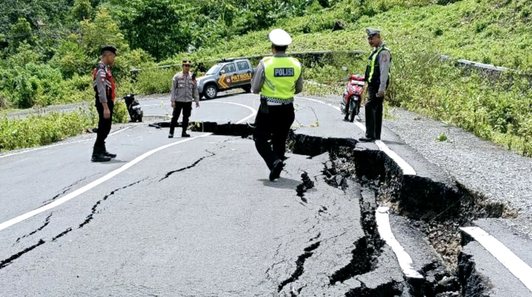 Kondisi jalan provinsi rusak di wilayah Sekotong, Lombok Barat.