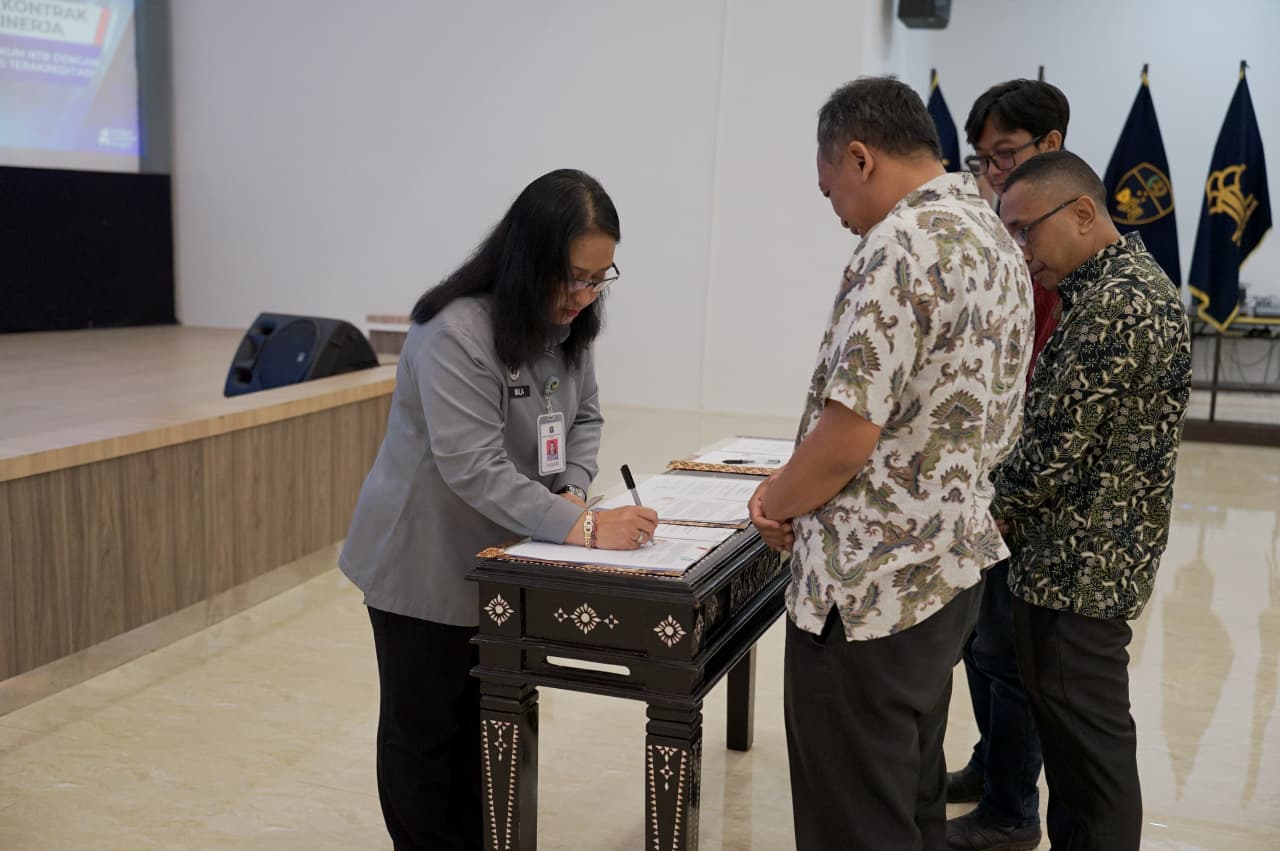 Kakanwil Kemenkum NTB I Gusti Putu Milawati saat penandatanganan kontrak kerja sama dengan 19 Organisasi Bantuan Hukum di Mataram untuk memperkuat akses bantuan hukum bagi masyarakat.