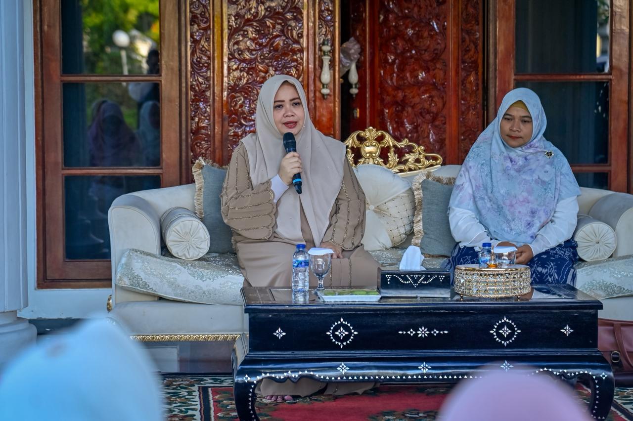Ketua BKOW NTB Indah Dhamayanti Putri (kiri) saat memberikan sambutan.