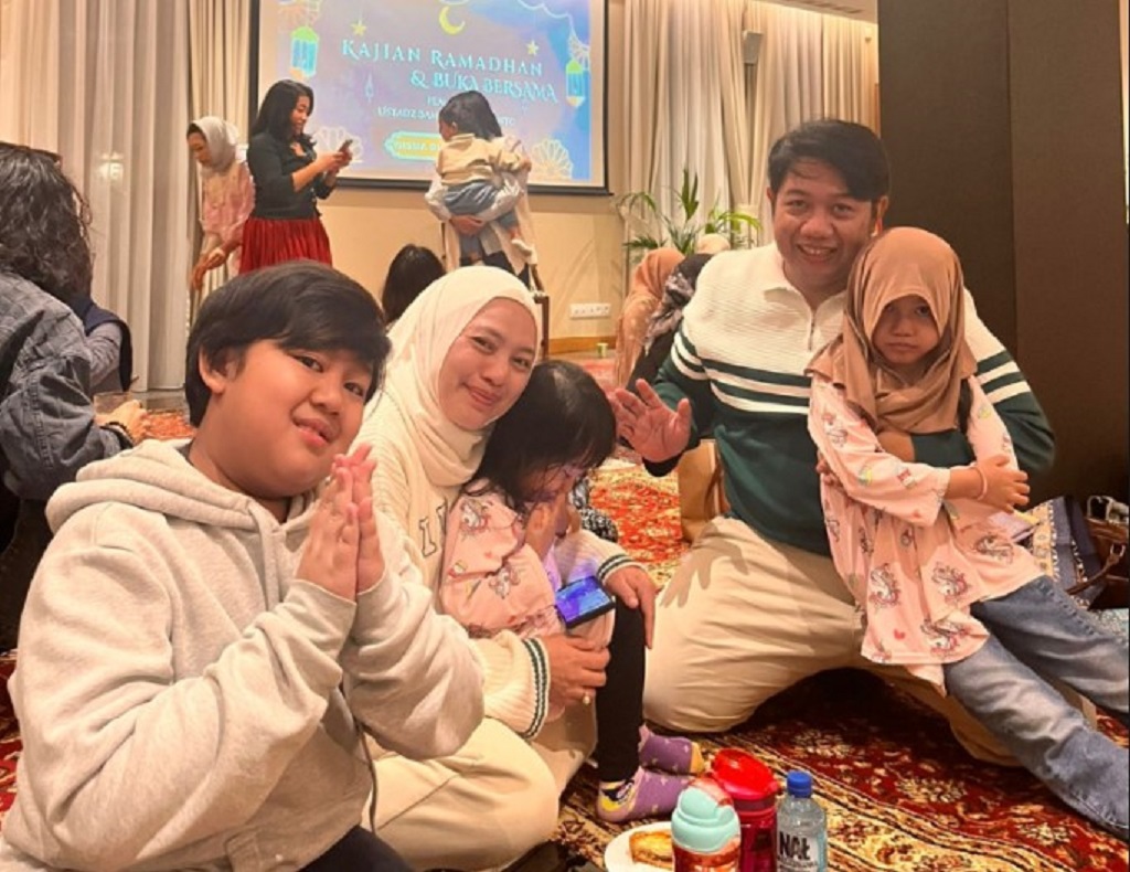 KANGEN KAMPUNG HALAMAN: Mega Nisfa Makhroja foto bersama keluarga kecilnya di Warsawa, Polandia.