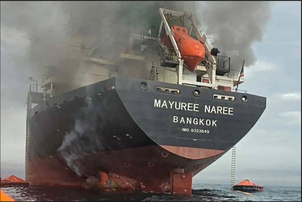 Sebuah kapal kargo curah Thailand diserang saat berlayar di Selat Hormuz pada Rabu (11/3). Beruntung 20 awak kapal berhasil diselamatkan.