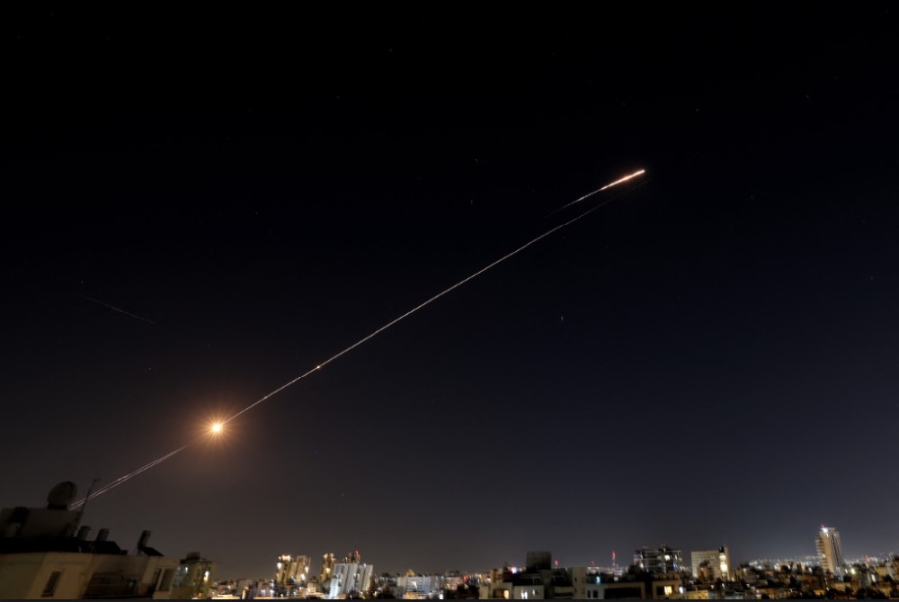 DIBOMBARDIR: Jejak roket terlihat di langit di atas kota pesisir tengah Israel, Netanya, di tengah gempuran serangan rudal Iran, Rabu (11/3).