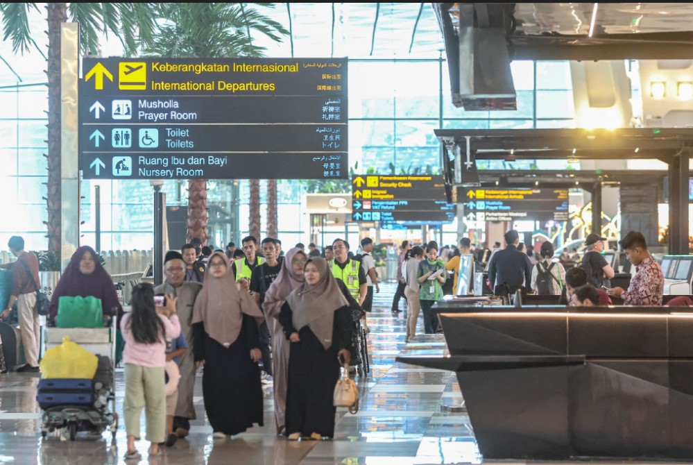 JELANG ARUS MUDIK: Calon penumpang pesawat di Terminal 3, Bandara Soekarno-Hatta, Tangerang, Rabu (11/3). InJourney Airports memproyeksikan pergerakan penumpang udara mencapai hampir 9 juta orang.