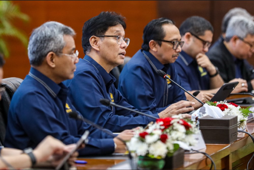 KINERJA FISKAL: Menteri Keuangan Purbaya Yudhi Sadewa (tengah) memberikan paparan pada konferensi pers APBN KiTa di Jakarta Rabu (11/3).