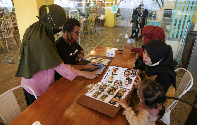 Ilustrasi pengunjung restoran di Mataram. 