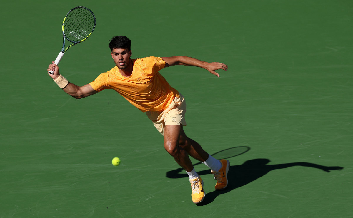 Carlos Alcaraz kalahkan Casper Ruud 6-1, 7-6 di Indian Wells 2026. Petenis nomor 1 dunia itu melaju ke perempat final dan mencetak rekor baru.