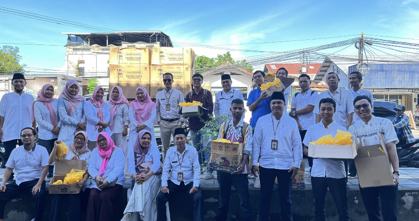 Pegawai Disperinkop Kota Mataram bagi-bagi takjil.