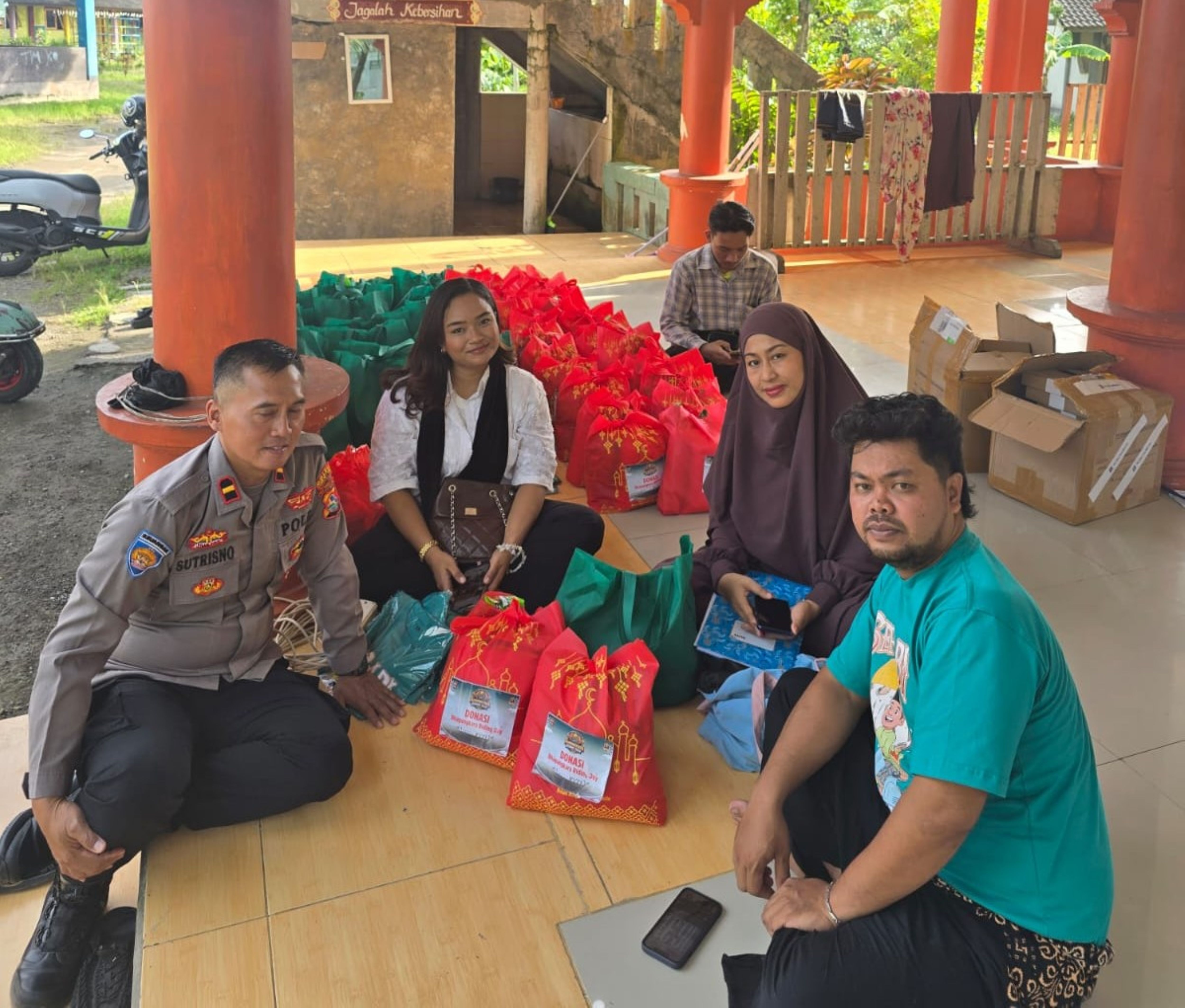 Polres Loteng salurkan bantuan puluhan kitab suci Alquran kepada anak-anak yatim piatu di Panti Asuhan Almadani Biao, Rabu (11/3).