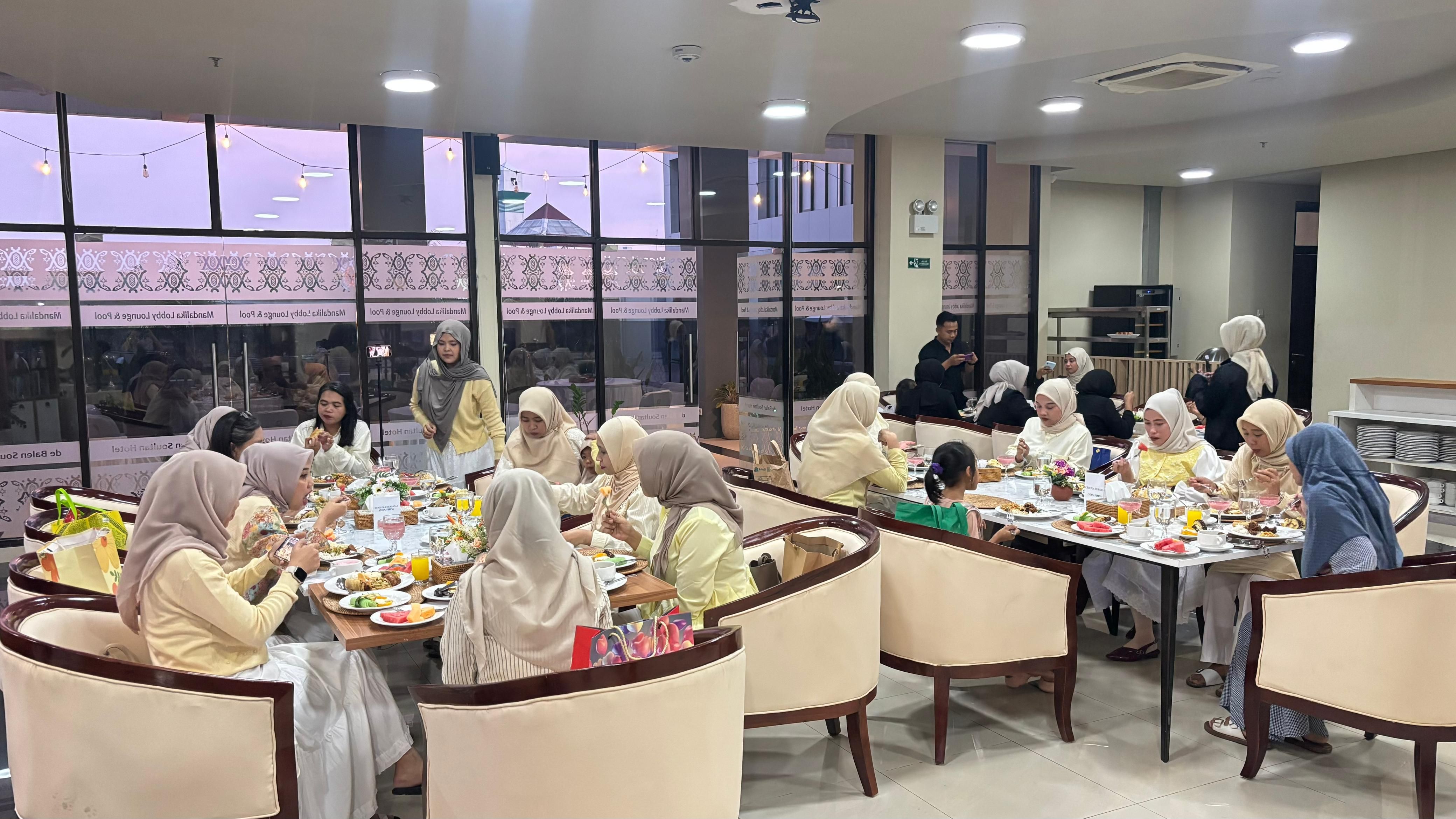 BUKBER ASYIK: Puluhan tamu menikmati hidangan buka puasa yang disajikan De Balen Soultan Hotel, Lombok Tengah. 
