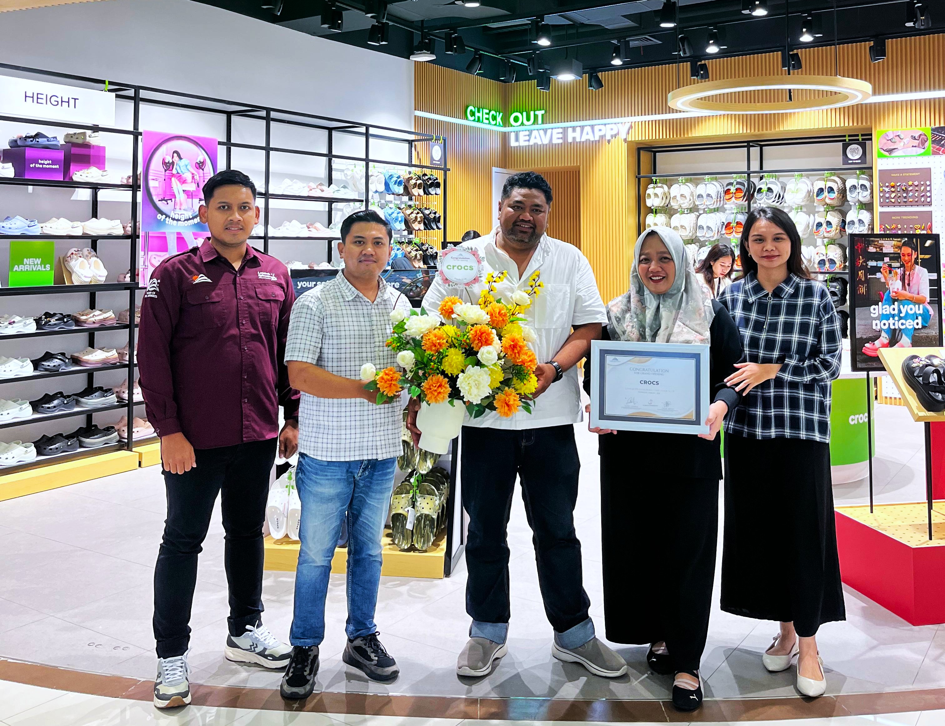 GRAND OPENING: Perwakilan manajemen LEM menyerahkan sertifikat grand opening pada pihak Crocs, Rabu (11/3).