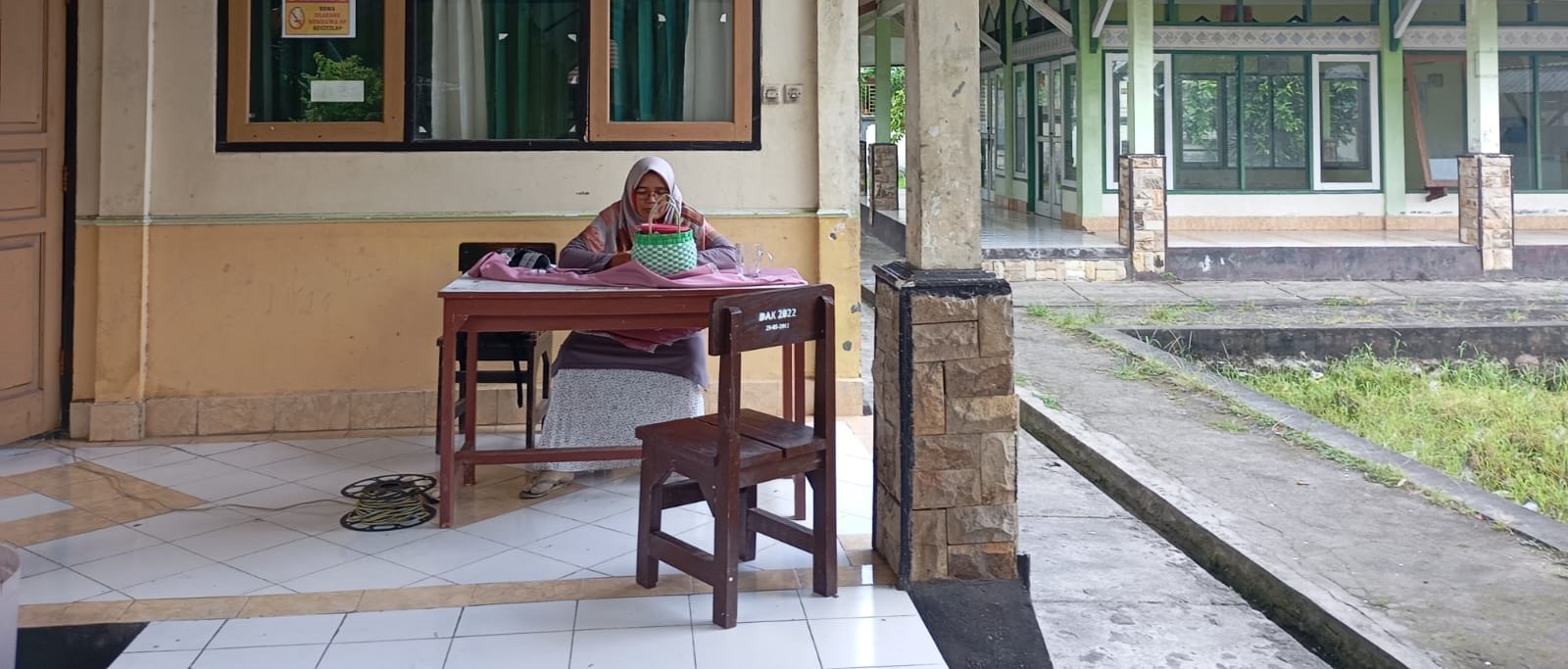 Suasana SMPN 18 Mataram pada SPMB, tahun lalu. Tiap tahun siswa baru di SMPN 18 Mataram sepi pendaftar. SPMB diperketat, sekolah dilarang terima siswa melebihi kuota rombel.