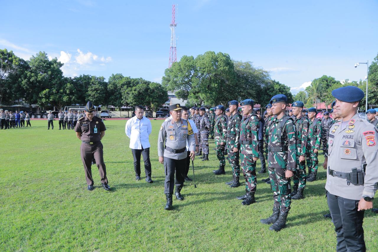 OPERASI KETUPAT: Kapolda NTB Irjen Pol Edy Murbowo mengecek personel saat gelar pasukan Operasi Ketupat Rinjani 2026 di Lapangan Bhara Daksa Mapolda NTB, kemarin (12/3).