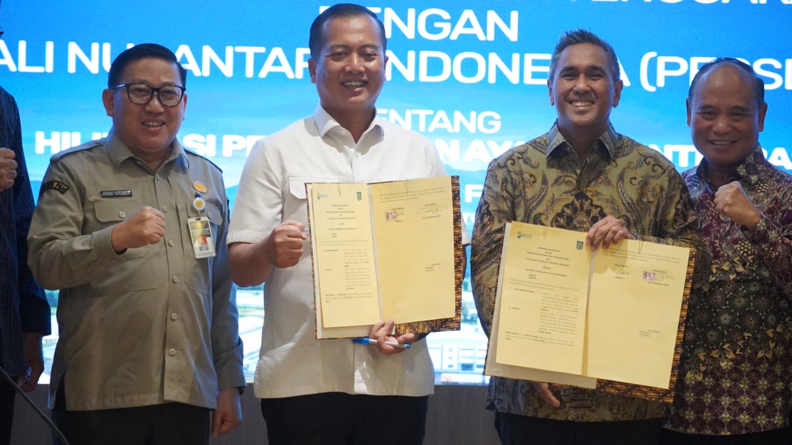 Gubernur NTB Lalu Muhamad Iqbal (dua dari kiri) bersama Direktur Utama ID FOOD Ghimoyo, memperlihatkan MoU yang telah ditandatangani di Gedung PT Rajawali Nusantara Indonesia, Jakarta, Senin (9/3). 