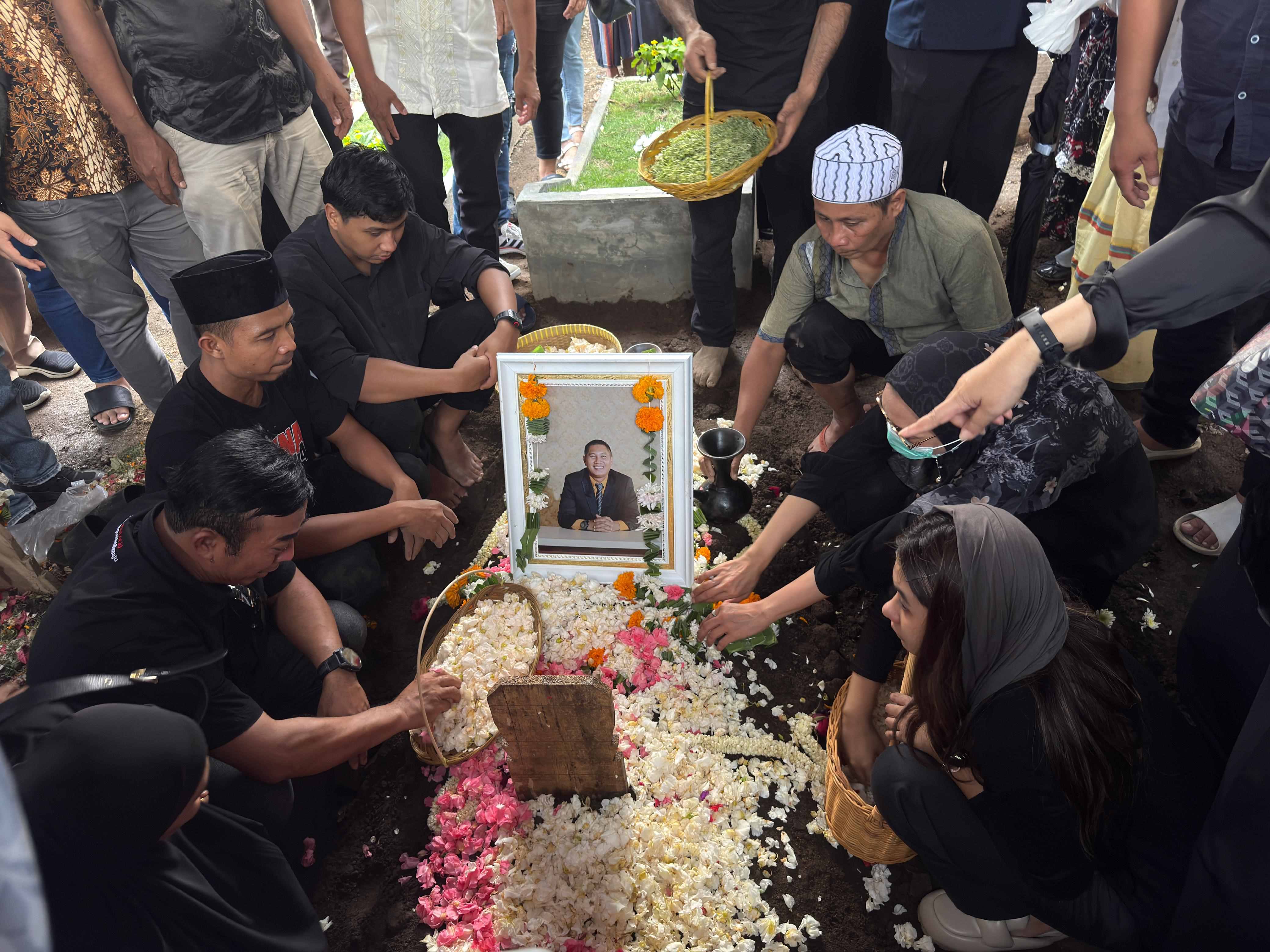 SELAMAT JALAN: Para pelayat secara bergantian, menabur bunga dan memberikan segala doa, untuk almarhum Dokter Jack yang dimakamkan di TPU Karang Bedil, Mataram, Rabu (11/3). 