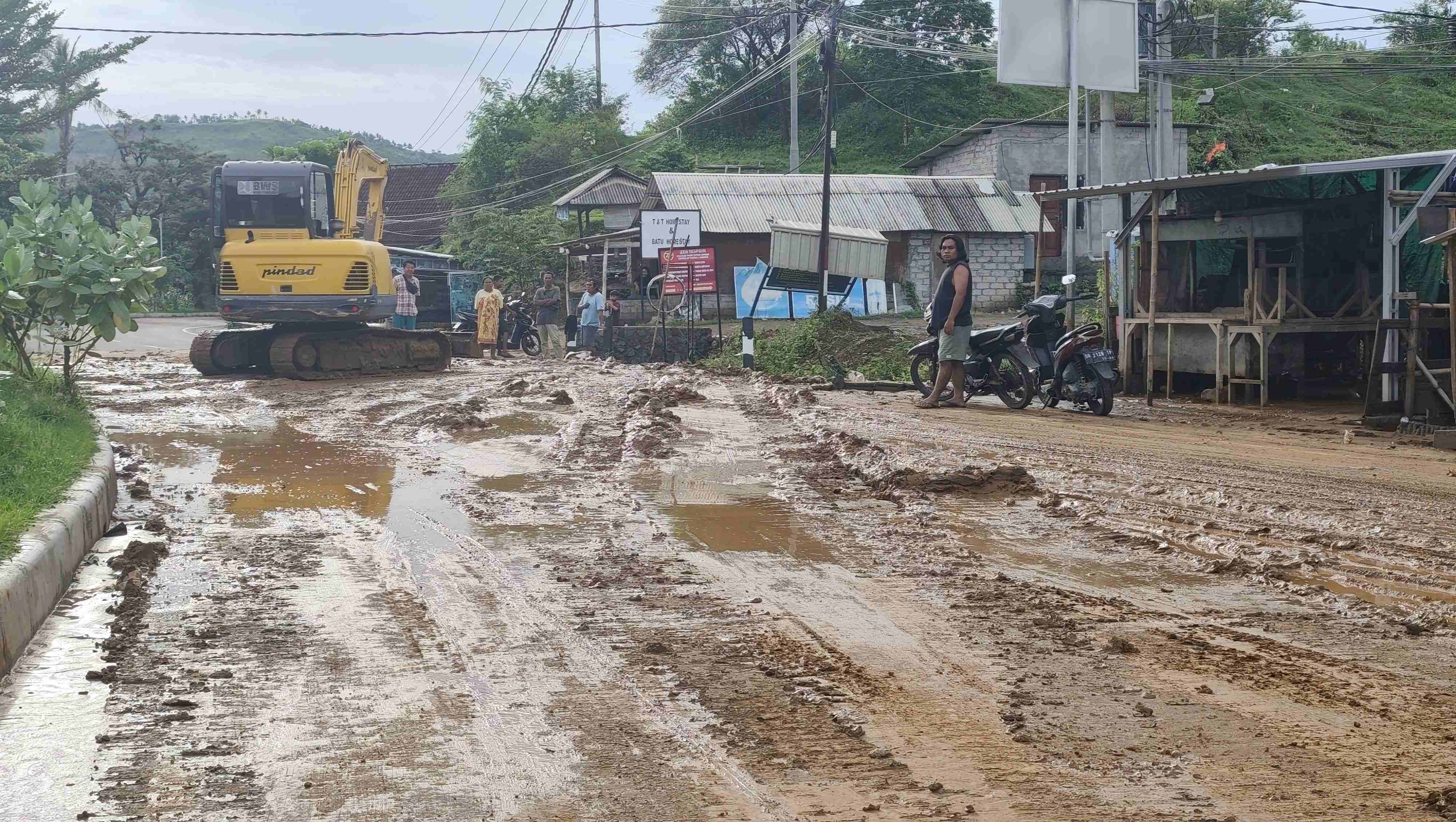 TAK BISA DILALUI: Alat berat turun membersihkan lumpur-lumpur yang turun dari atas perbukitan sekitar KEK Mandalika, Lombok Tengah, beberapa waktu lalu.