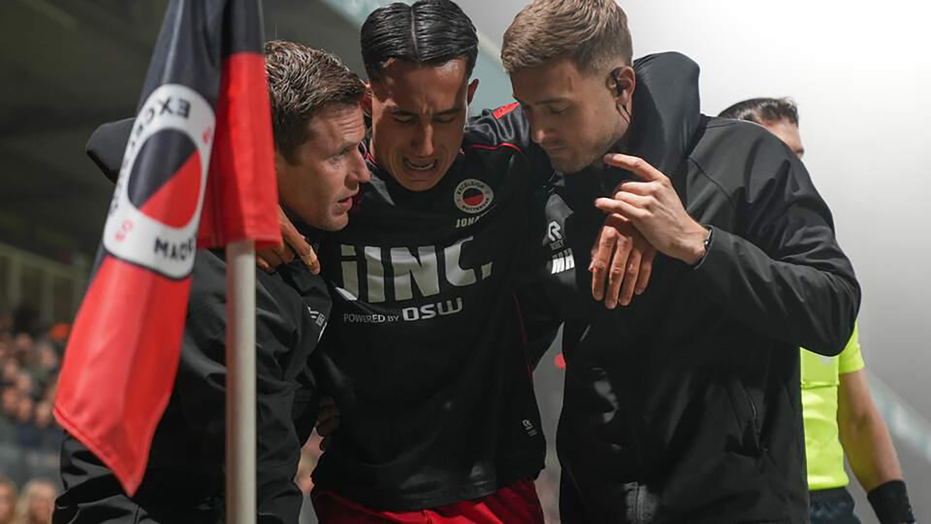 Miliano Jonathans (tengah) dipapah meninggalkan lapangan sambil menangis. &copy; PRO SHOTS