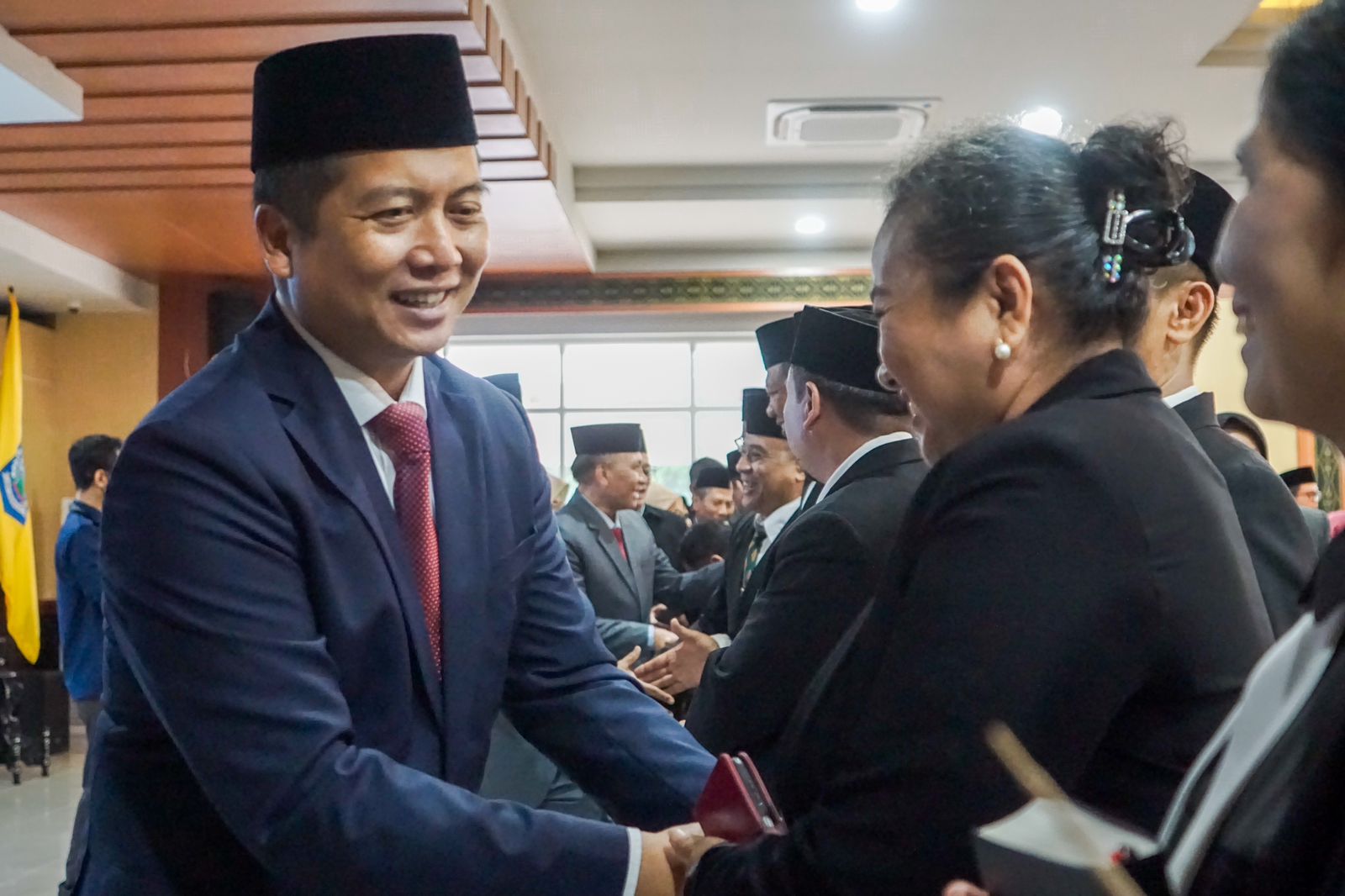 KEPUTUSAN: Gubernur NTB Lalu Muhamad Iqbal, saat menyalami satu persatu pejabat Eselon III dan IV lingkup pemprov yang dilantik, dan ambil sumpah, pada Februari lalu. 