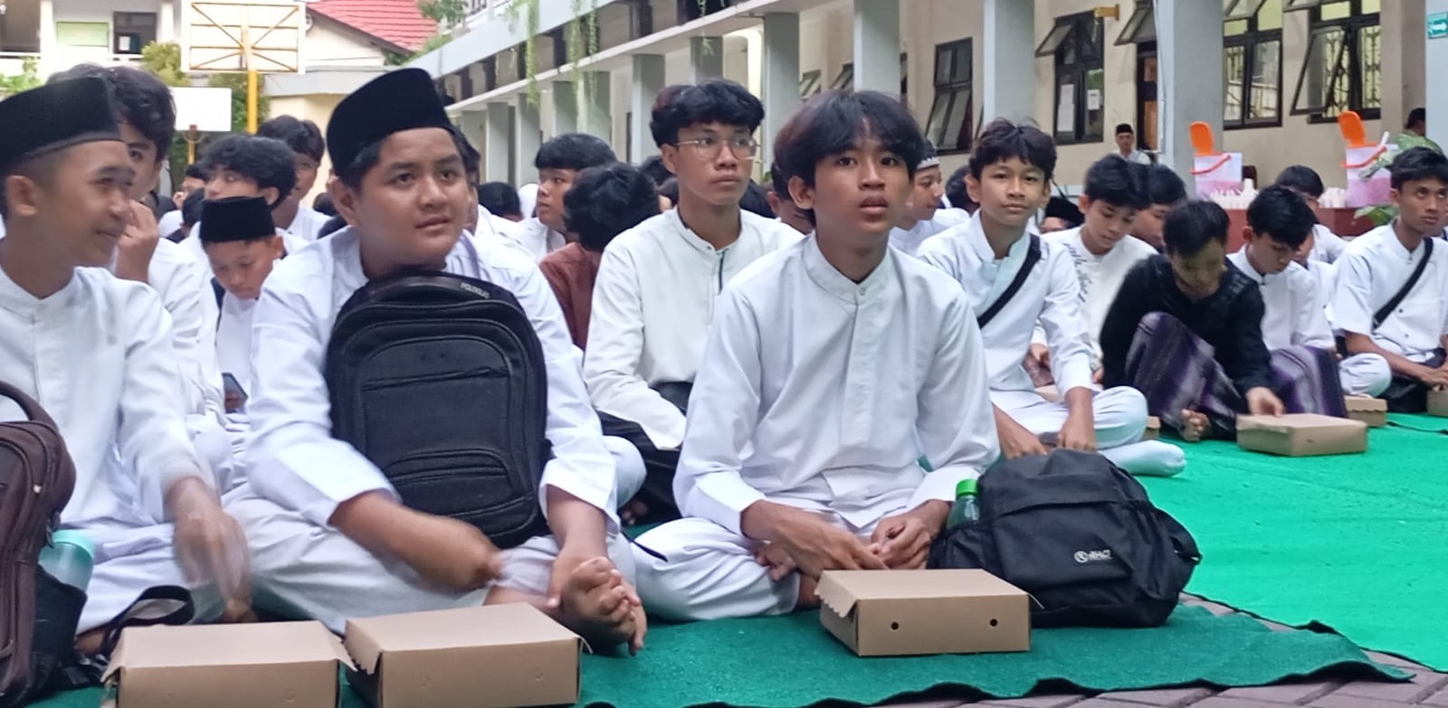 Siswa SMPN 6 Mataram mendengarkan tausiah pada kegiatan Nuzulul Quran di sekolah setempat, Selasa lalu (10/3). Ratusan siswa perkuat literasi Alquran di bulan Ramadan.