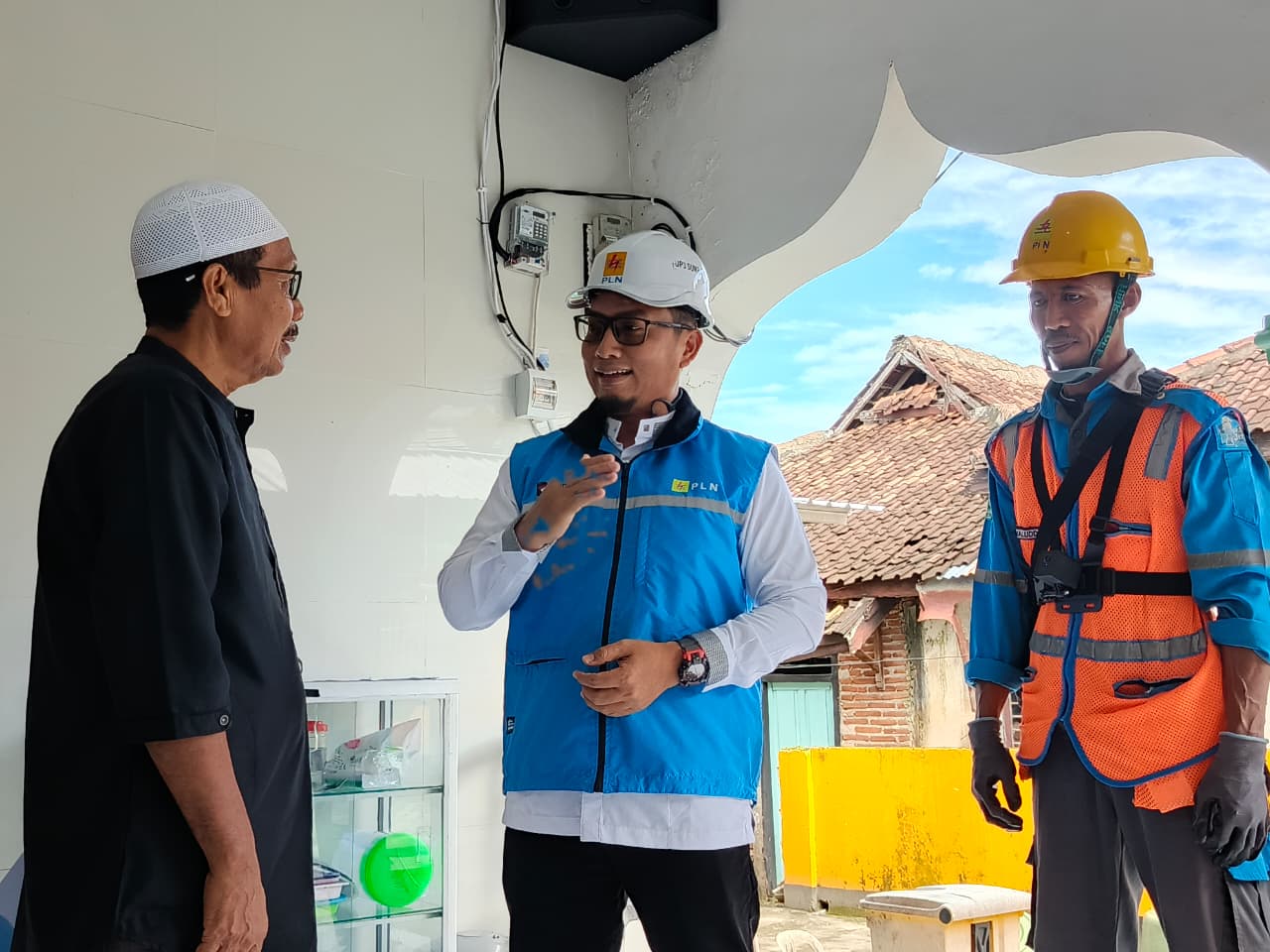 Petugas PLN telah memetakan kekuatan "Sistem Tambora" yang kini dalam kondisi prima untuk mengawal aktivitas warga, mulai dari waktu sahur hingga salat tarawih.