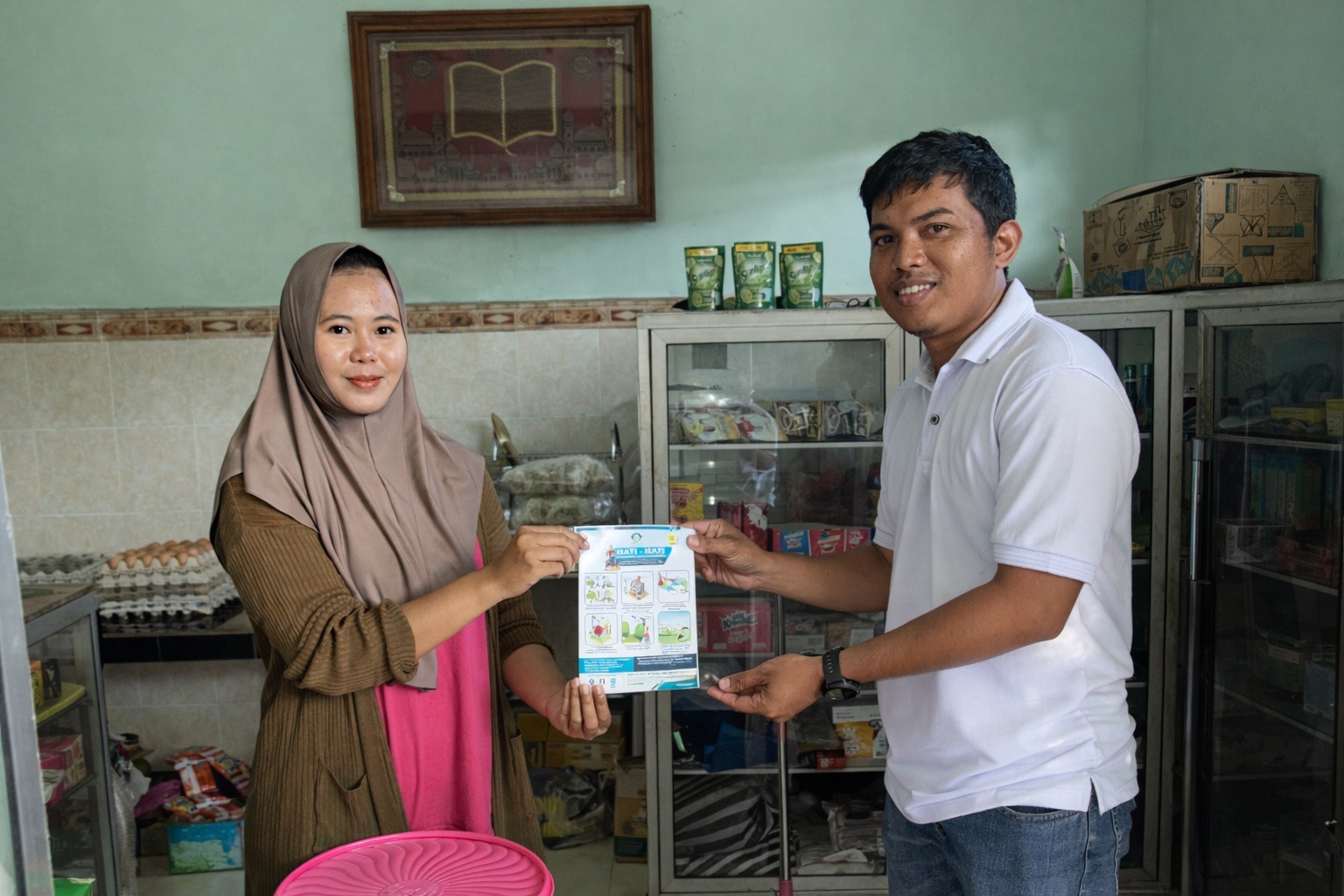 Tim K3 PLN UP2B NTB memberikan edukasi pada seorang warga terkait listrik saat hari raya. 