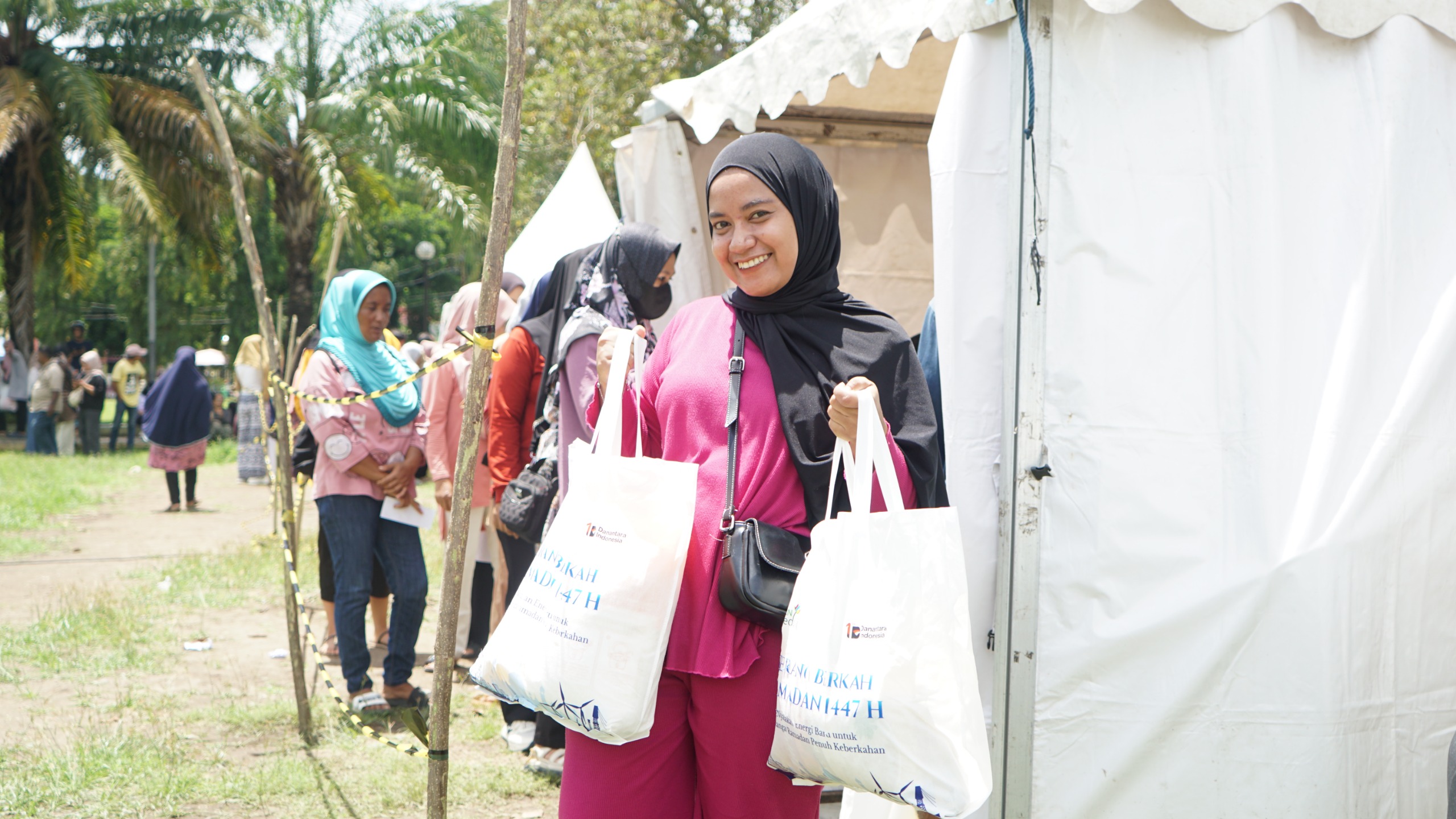 Sejumlah ibu-ibu menebus paket sembao murah yang disediakan PLN UIW NTB melalui program Terang Berkah Ramadan.