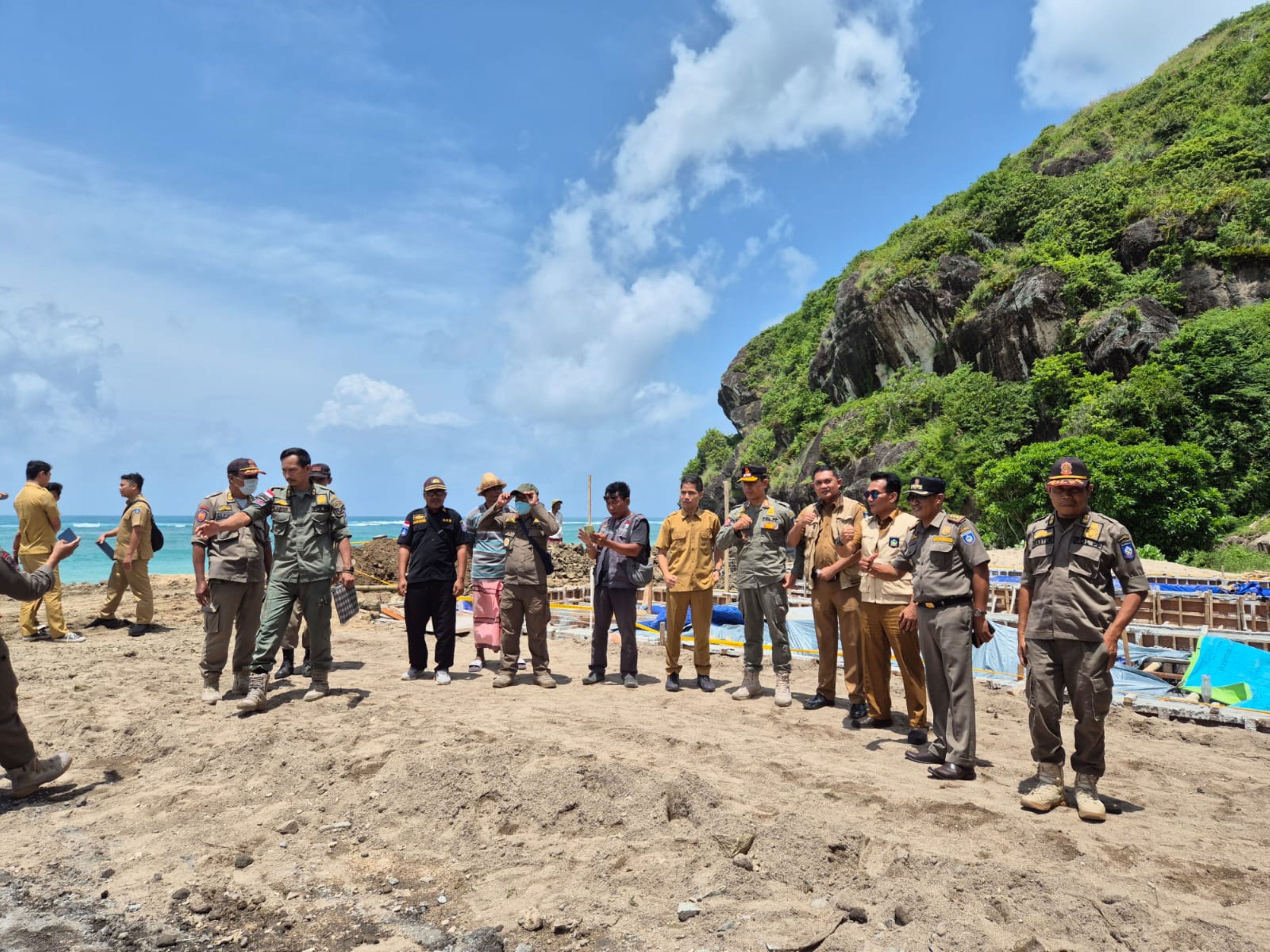 Kepala Satpol PP Loteng Zaenal Mustakim dan jajaran memasang pita kuning Satpol PP di sekitar area bangunan yang melanggar aturan sempadan pantai di Desa Selong Belanak, Praya Barat, Loteng. 