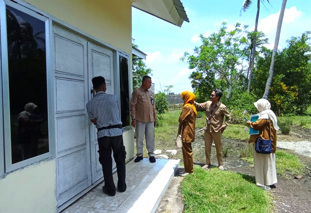 TURUN LAPANGAN: Tim BBPOM Mataram saat melakukan kunjungan ke sentra produksi UKM minyak ikan hiu di Tanjung Luar, Keruak, Kabupaten Lombok Timur, Selasa (10/3).