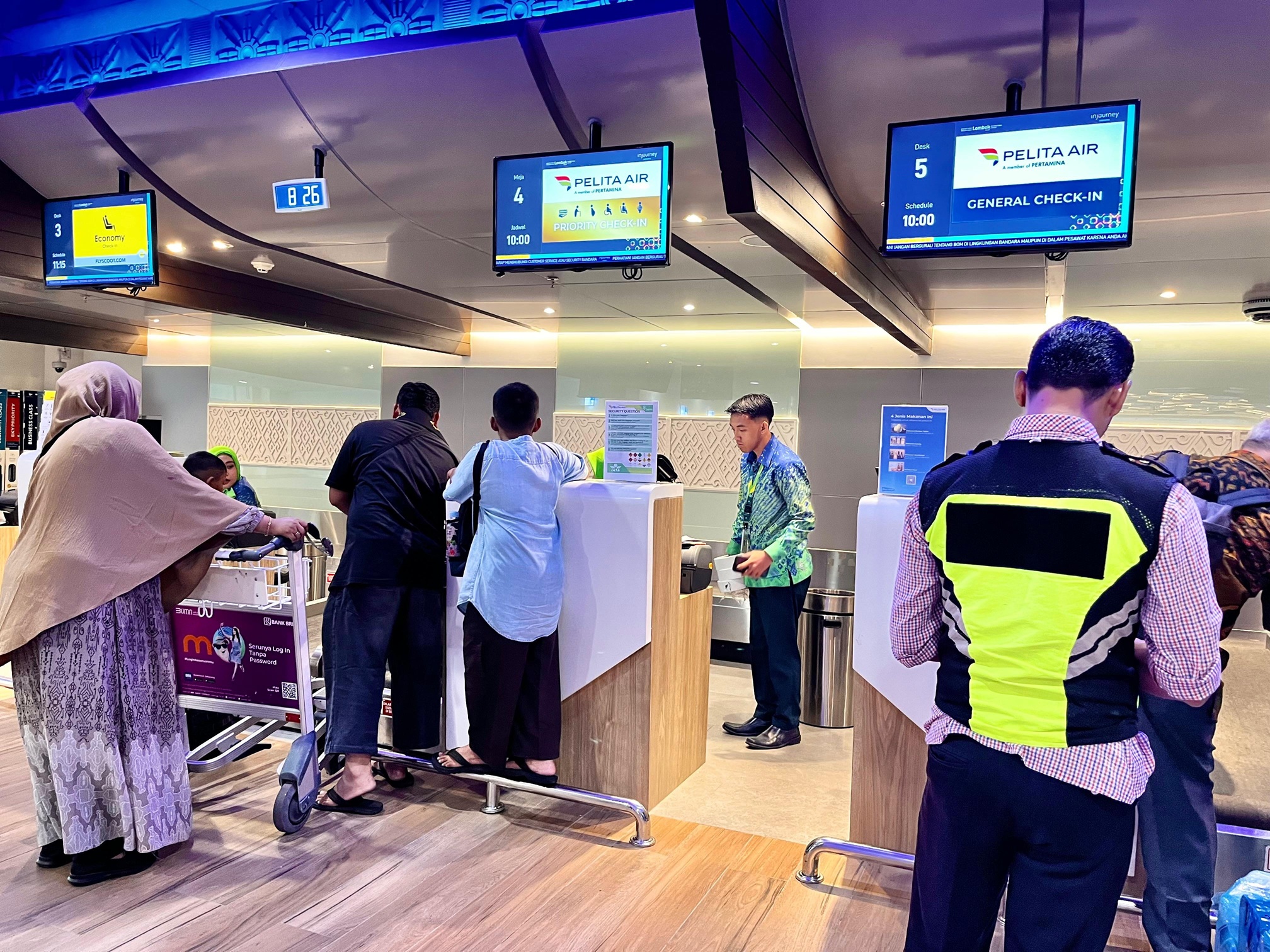 SUBSIDI PPN: Calon penumpang pesawat dalam proses check in di BIZAM. Pemerintah memberikan subsidi PPN tiket pesawat 100 persen untuk warga yang mudik lebaran via jalur udara tahun ini.