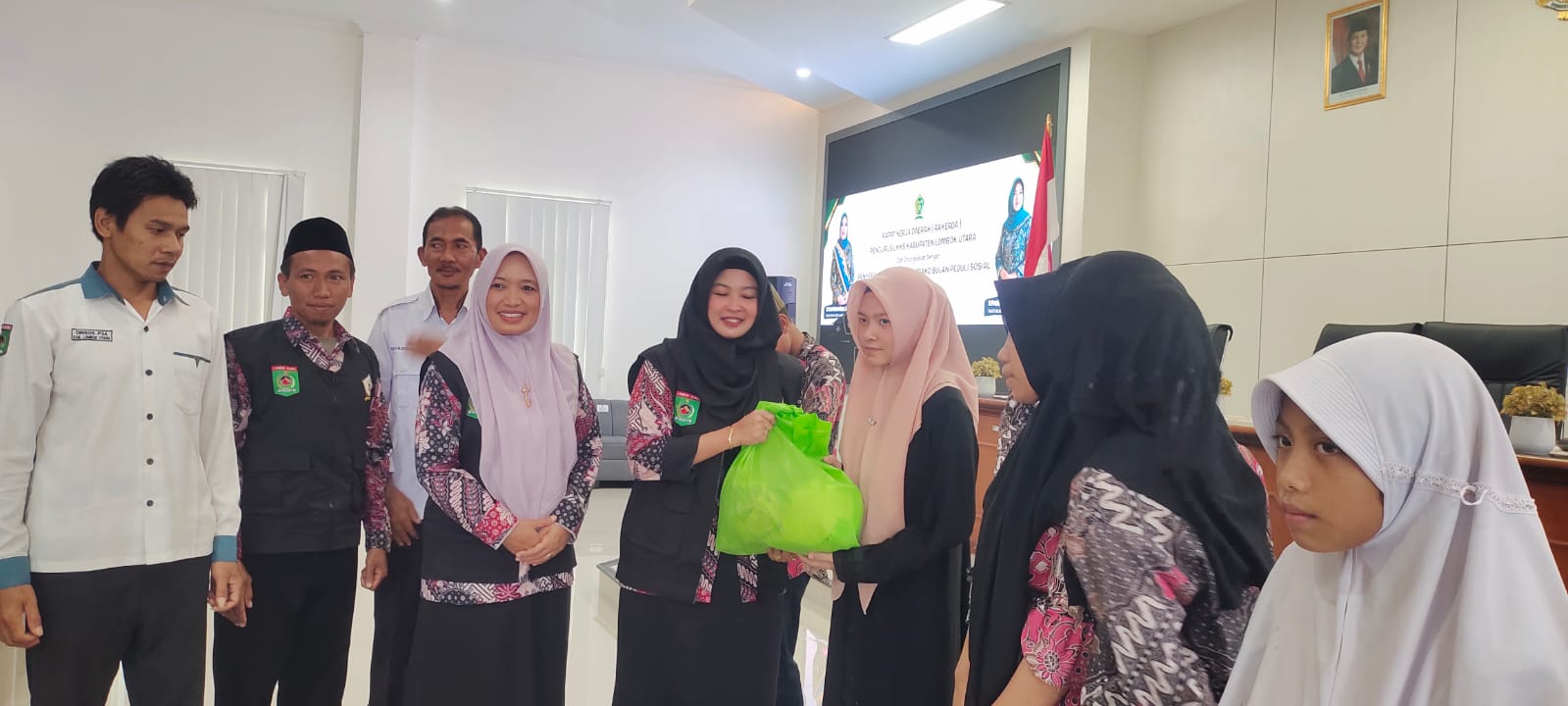 Penyerahan paket sembako secara simbolis kepada LKS penerima manfaat.
