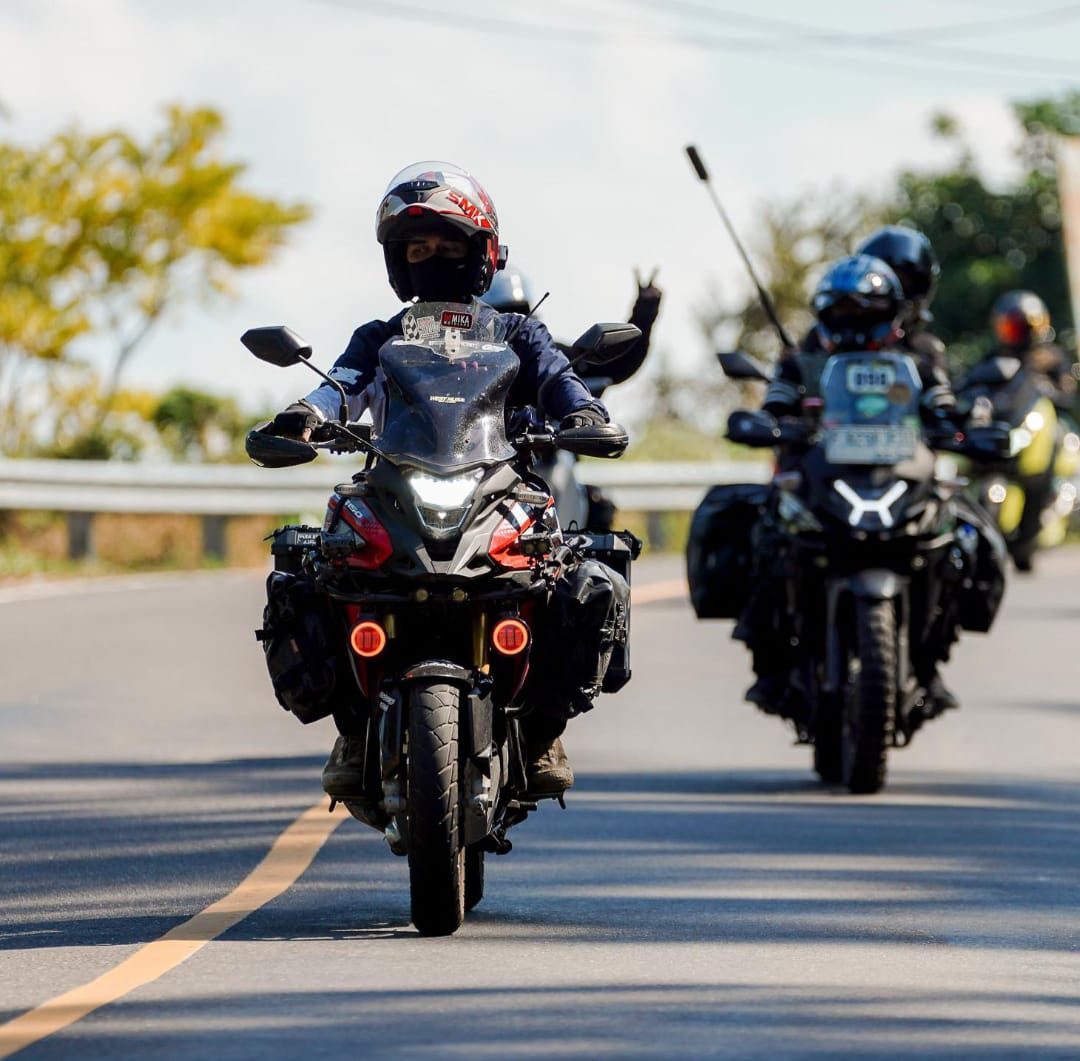 Ilustrasi berkendara touring dengan gear lengkap.