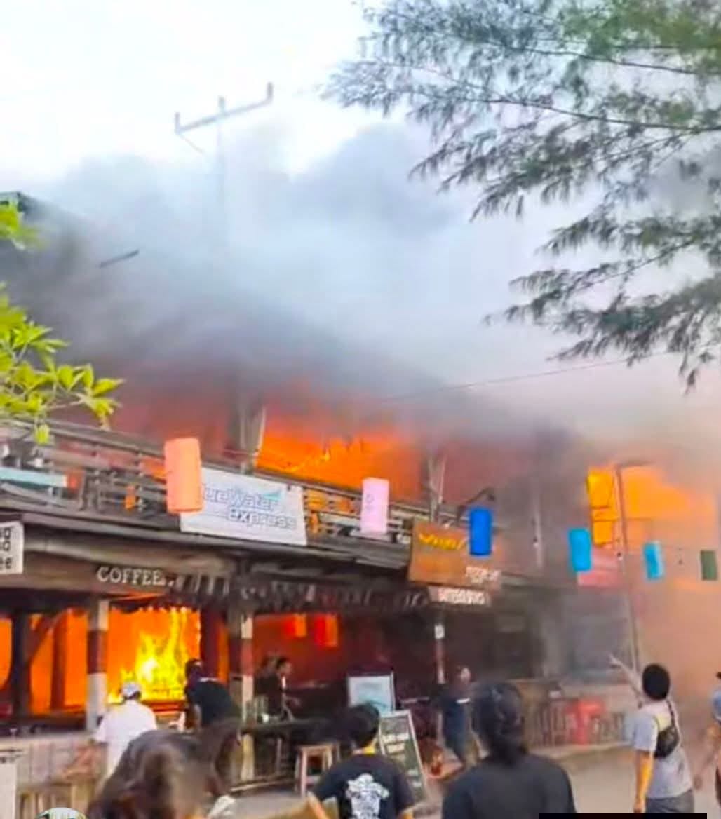 Kebakaran Menghanguskan Bar di Gili Trawangan
