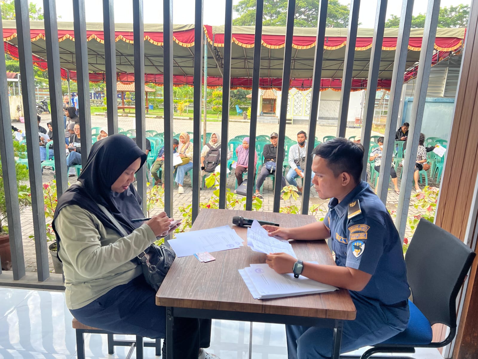 MUDIK GRATIS: Sejumlah warga saat mendaftar program mudik gratis Kementerian Perhubungan di KSOP Kelas III Lembar, Selasa (10/3). ​  