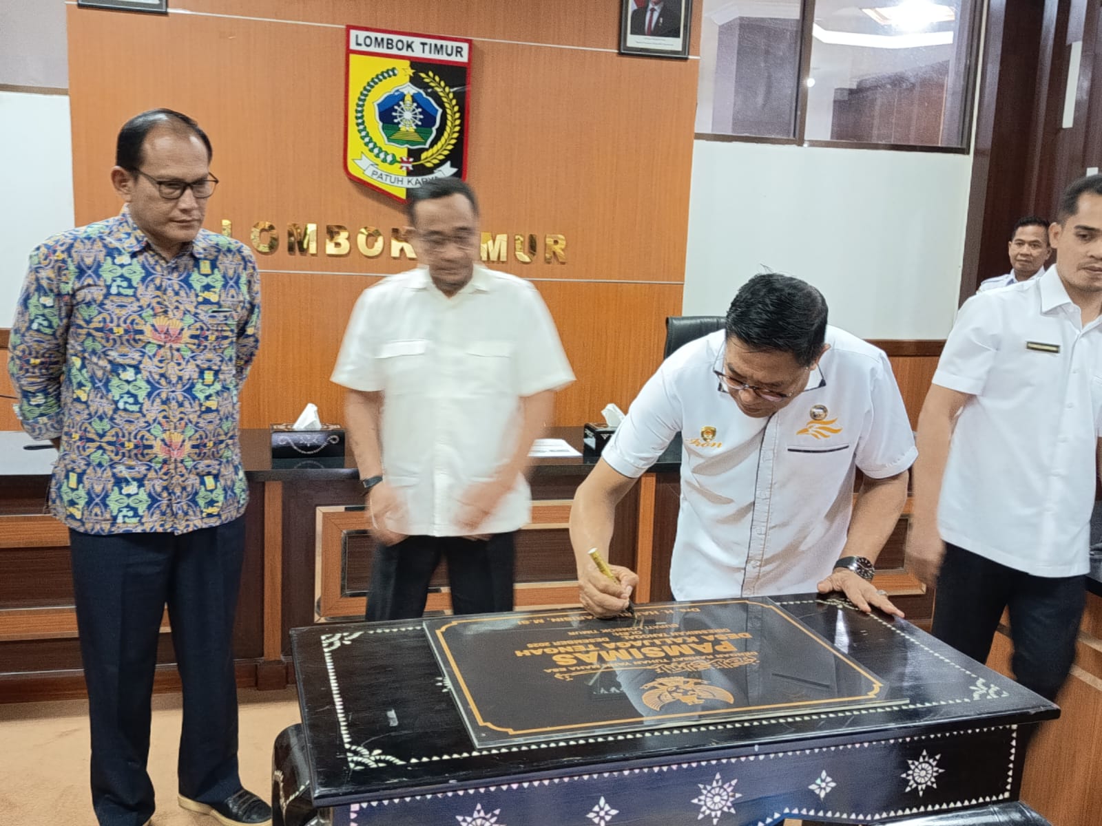Bupati Lombok Timur Haerul Warisin saat menandatangani prasasti peresmian Pamsimas Empat Desa pendiam program Pamsimas.