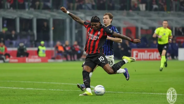 Striker AC Milan Rafael Leao melepaskan tembakan dalam laga kontra Inter Milan. 