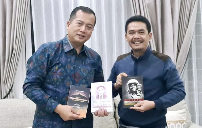 Nurdin Ranggabarani (kanan) memberikan buku-buku yang ditulisnya kepada Gubernur NTB Lalu Muhamad Iqbal. 
