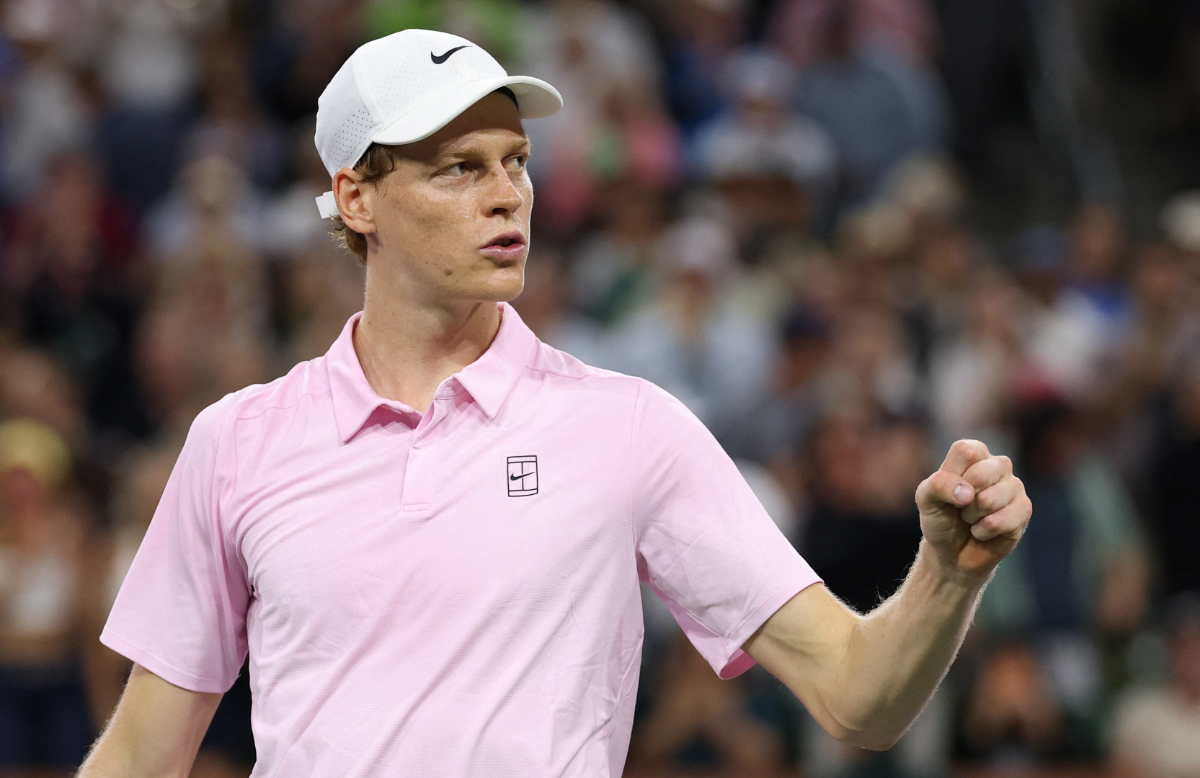Jannik Sinner kalahkan Joao Fonseca 7-6, 7-6 di Indian Wells 2026. Duel dramatis ini mengantar Sinner ke perempat final ATP Masters 1000.
