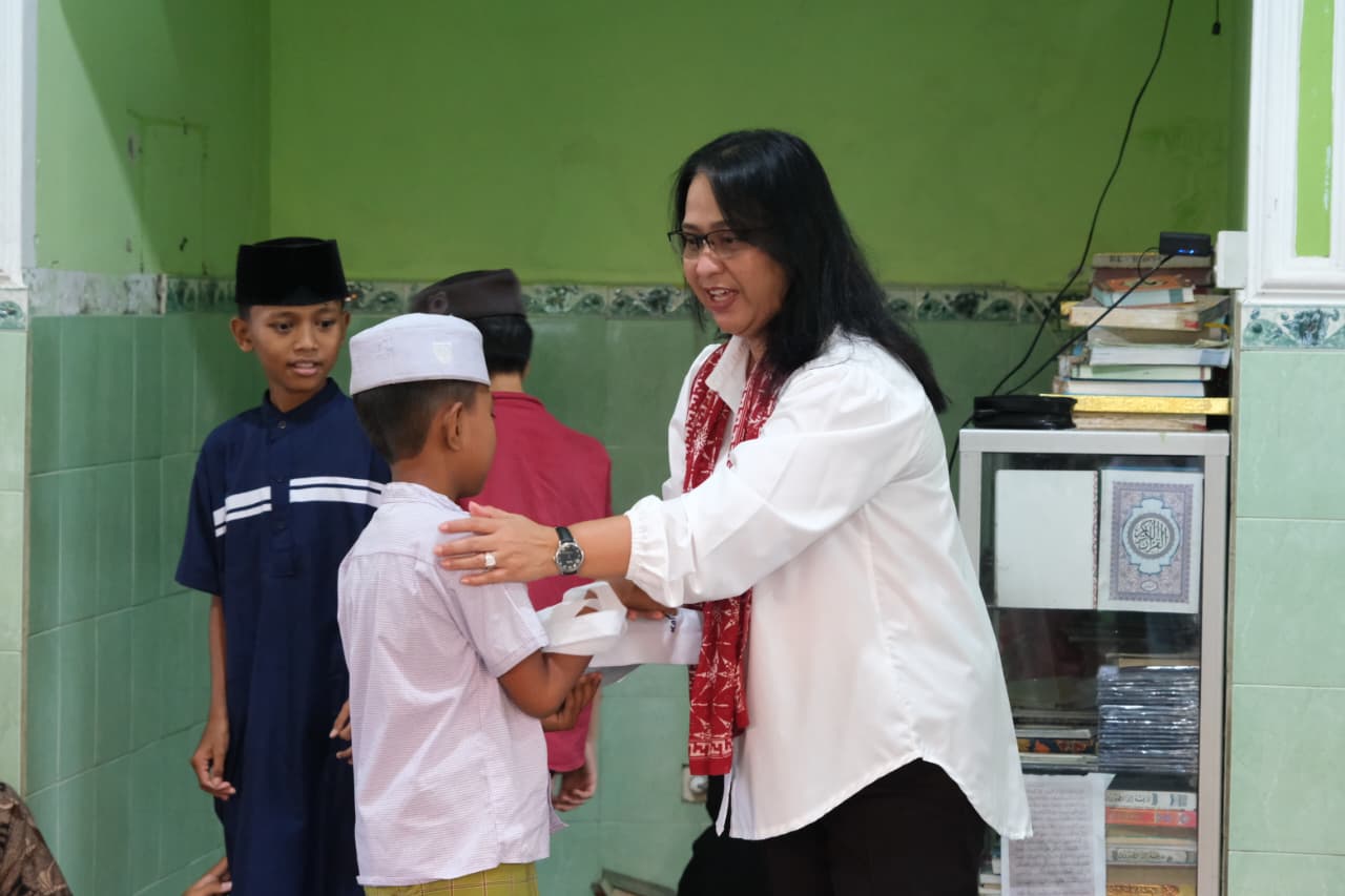 Kepala Kanwil Kementerian Hukum NTB, I Gusti Putu Milawati, bersama jajaran saat mengunjungi Panti Asuhan Al Hidayah Batu Ringgit di Kecamatan Sekarbela, Mataram, Rabu (11/3).