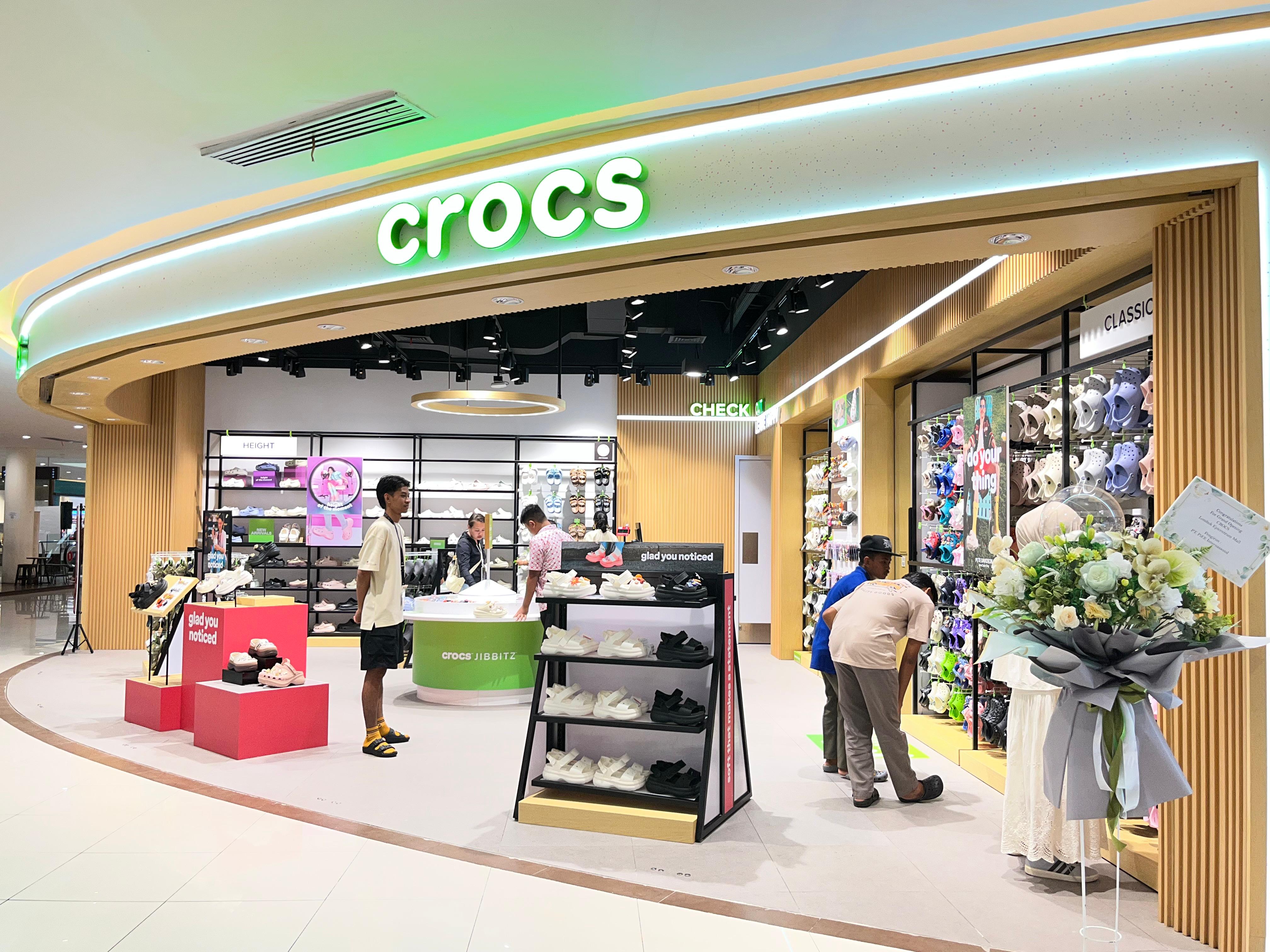 Gerai resmi Crocs di lantai 1 Lombok Epicentrum Mall.
