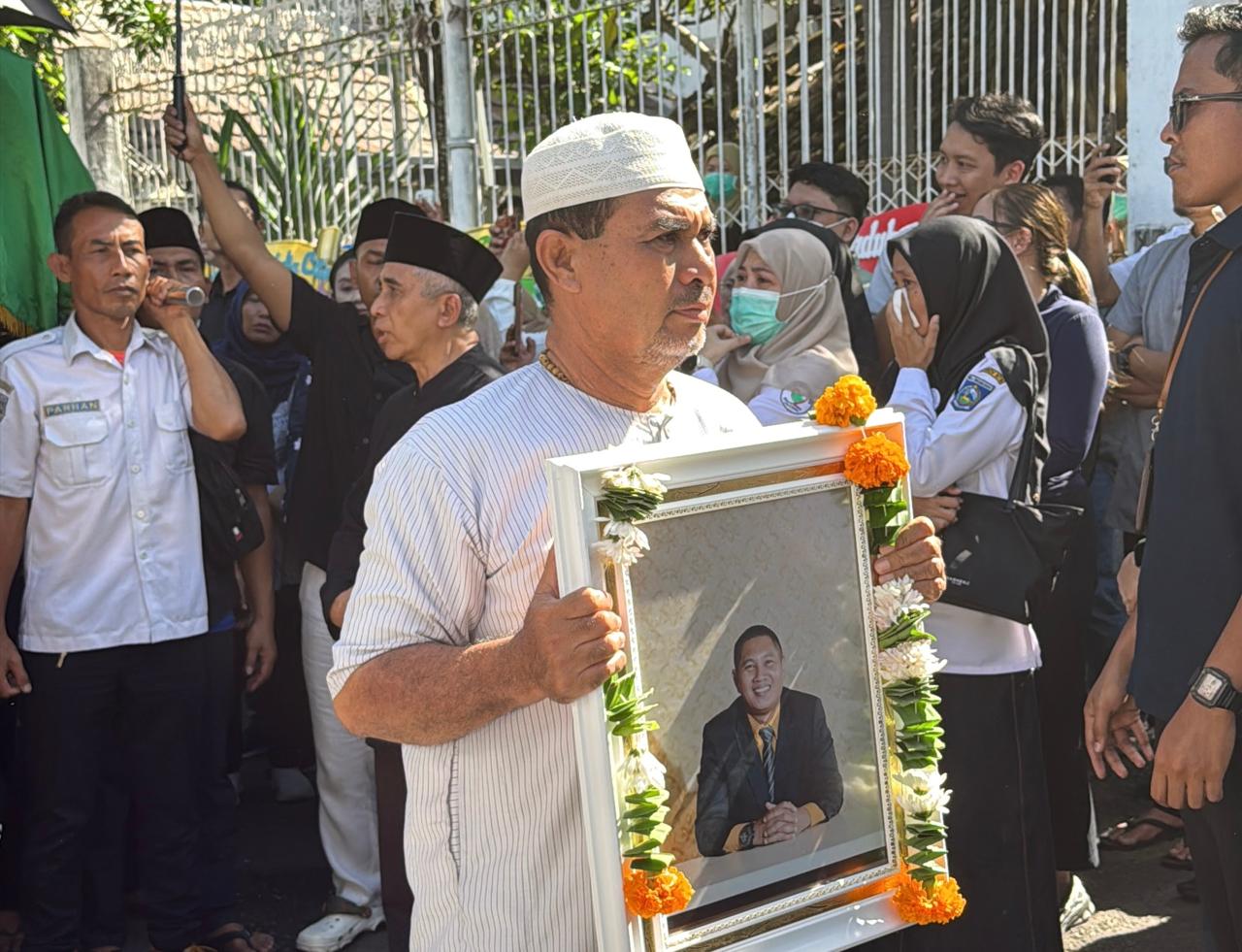 Suasana haru saat jenazah dokter Jack akan disalatkan dan diantar menuju peristirahatan terakhir, di TPU Karang Bedil, Mataram, Rabu (11/3).