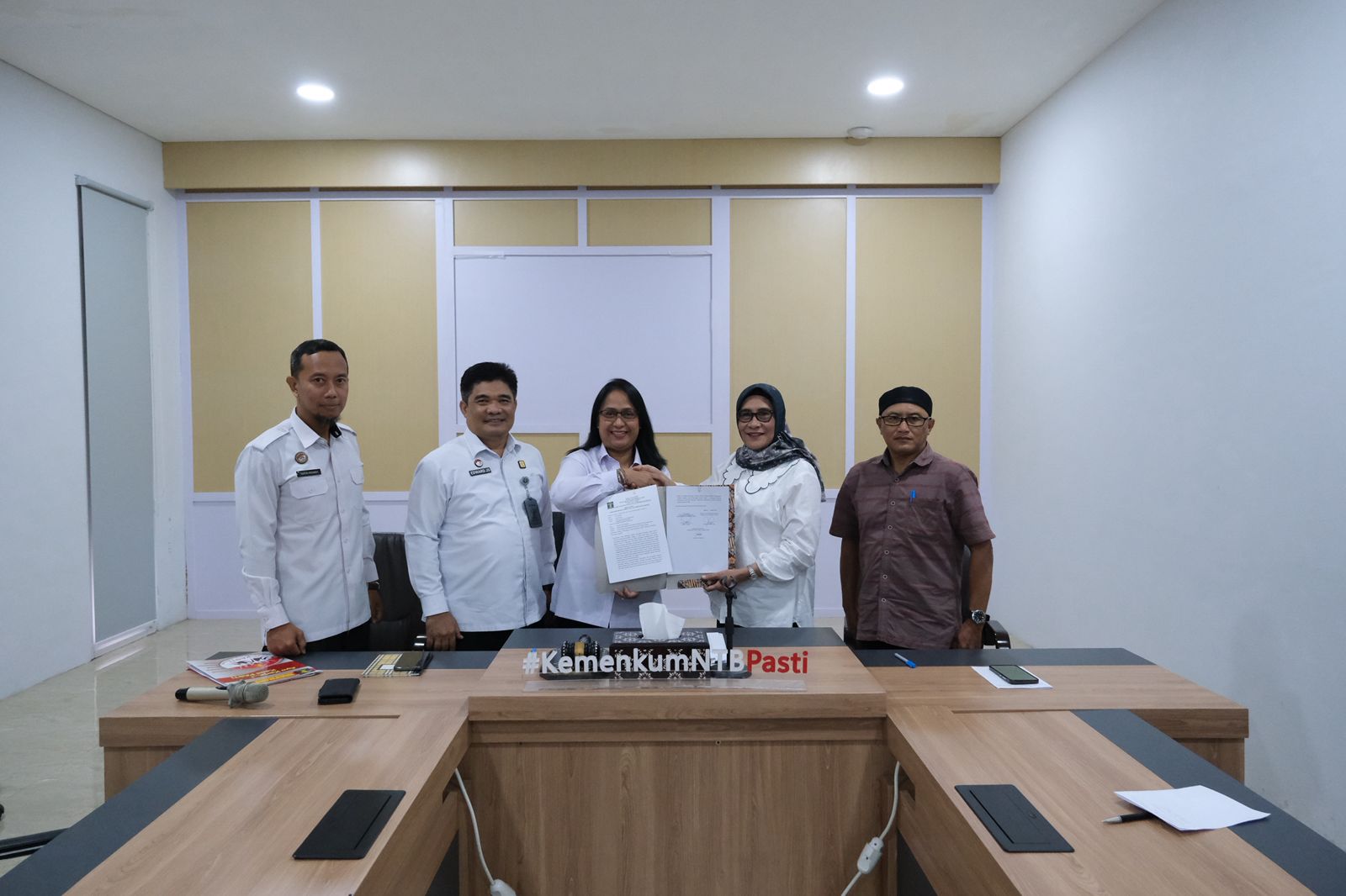 Kakanwil Kementerian Hukum NTB I Gusti Putu Milawati memimpin rapat harmonisasi Raperbup Jadwal Retensi Arsip Kabupaten Sumbawa Barat di Mataram.