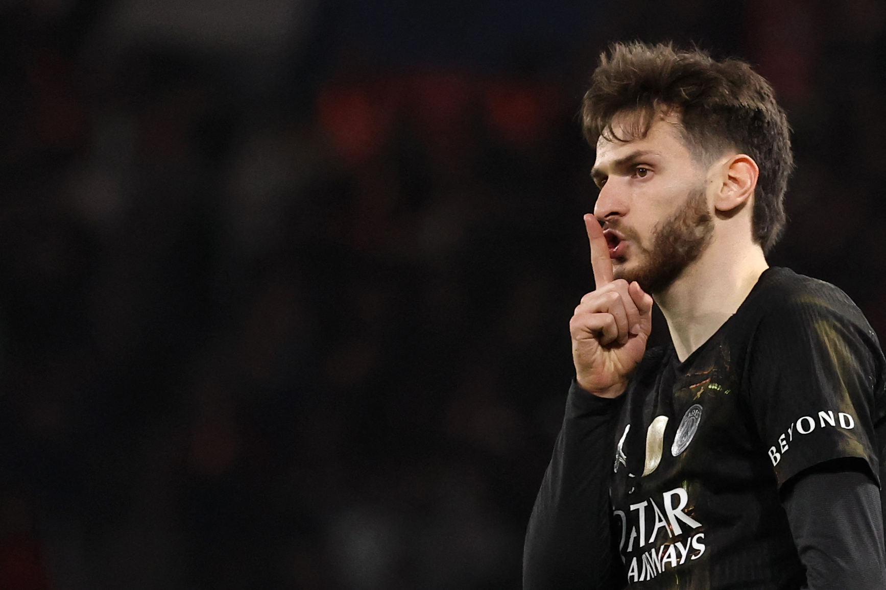Khvicha Kvaratskhelia merayakan gol keempat Paris Saint-Germain saat menghadapi Chelsea pada leg pertama babak 16 besar UEFA Champions League. (FRANCK FIFE / AFP)