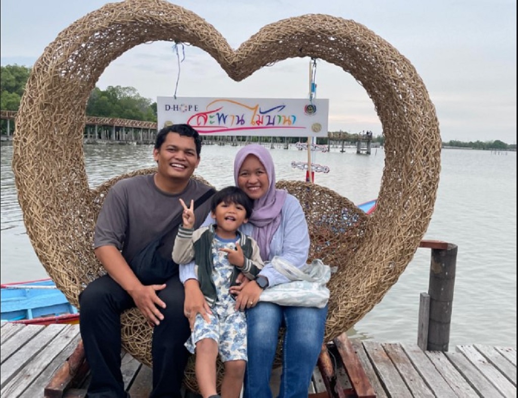 LIBURAN: Keluarga Joko saat menikmati liburan di Pattani, Thailand.