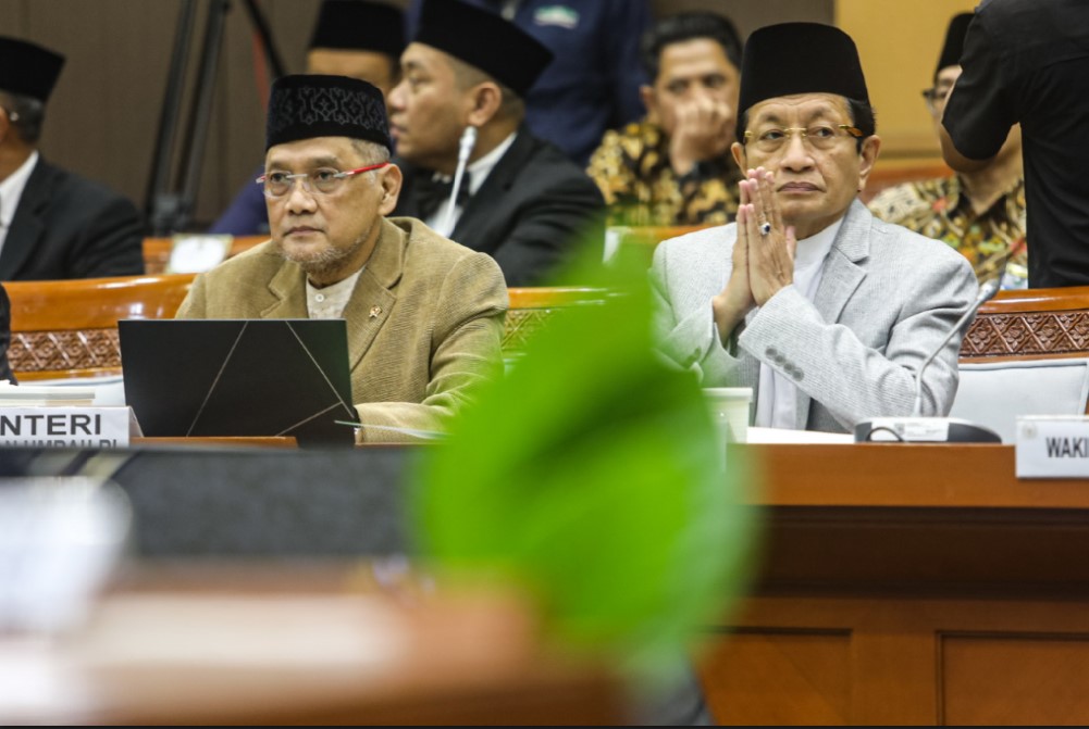 Menteri Haji dan Umrah Mochamad Irfan Yusuf (kiri) bersama Menteri Agama Nasaruddin Umar (kanan) mengikuti raker dengan Komisi VIII DPR di Kompleks Parlemen, Senayan, Jakarta, Kamis (12/3).