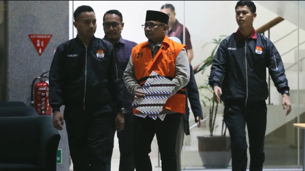 DITAHAN: Tersangka kasus dugaan korupsi kuota haji dan penyelenggaraan ibadah haji Yaqut Cholil Qoumas mengenakan rompi tahanan usai menjalani pemeriksaan di Gedung Merah Putih KPK.