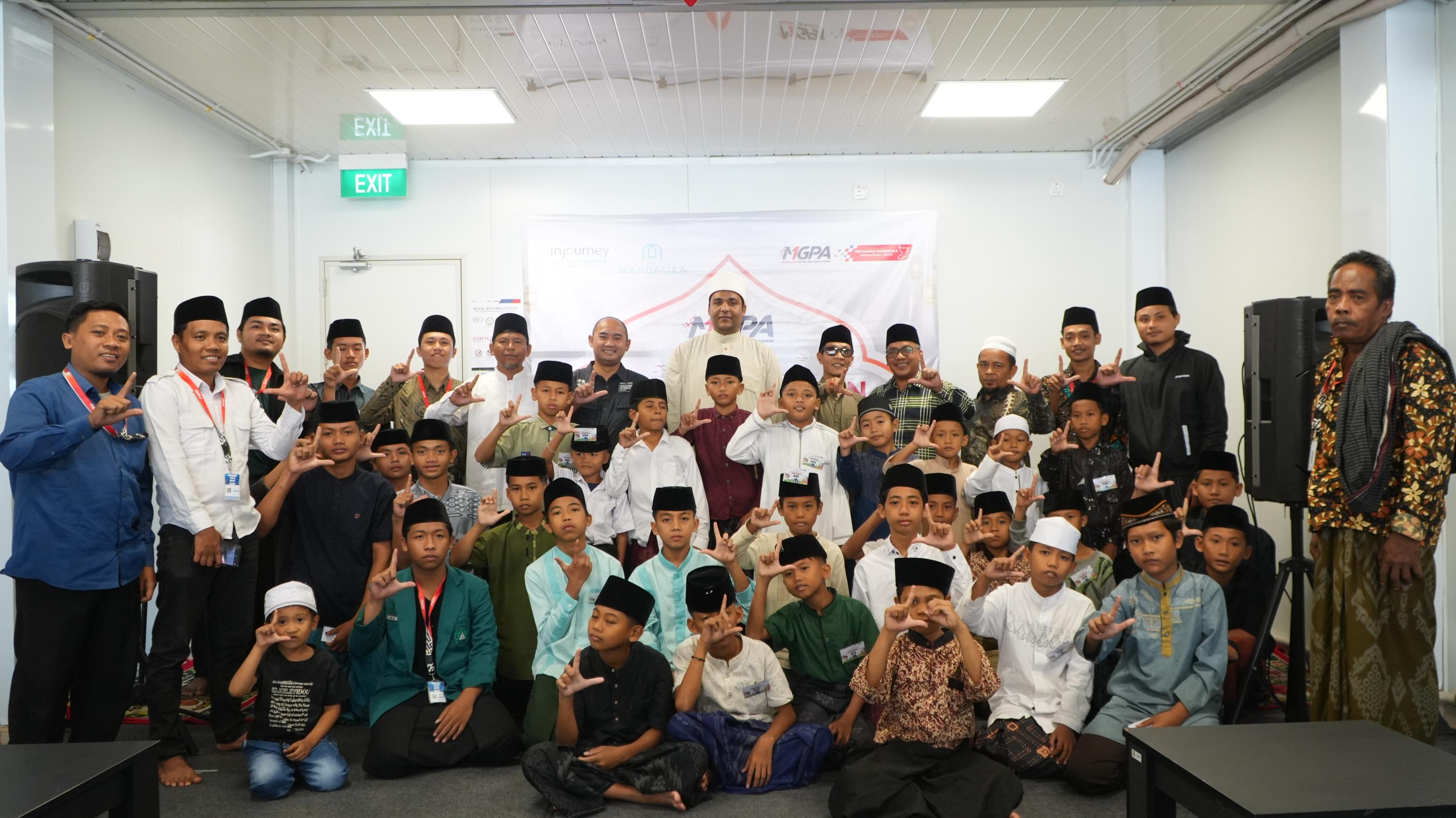 puluhan peserta anak-anak dan remaja dari Lombok Tengah yang antusias menunjukkan kemampuan terbaik mereka dalam melantunkan azan dan membaca Alquran