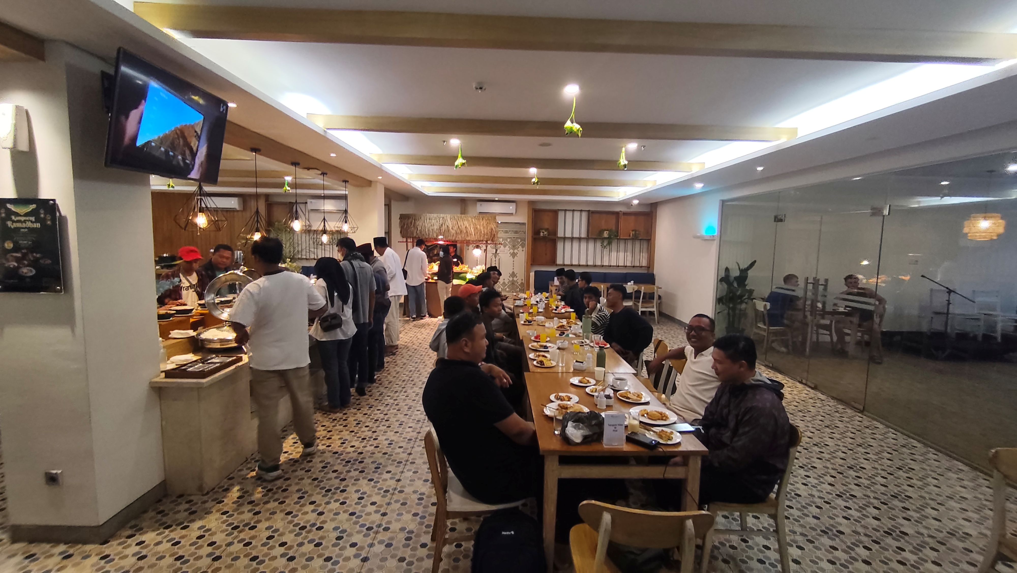 Hotel Siwss-Belcourt Lombok menjadi salah satu pilihan masyarakat Kota Praya yang hendak berbuka puasa Ramadan bersama keluarga maupun kolega.