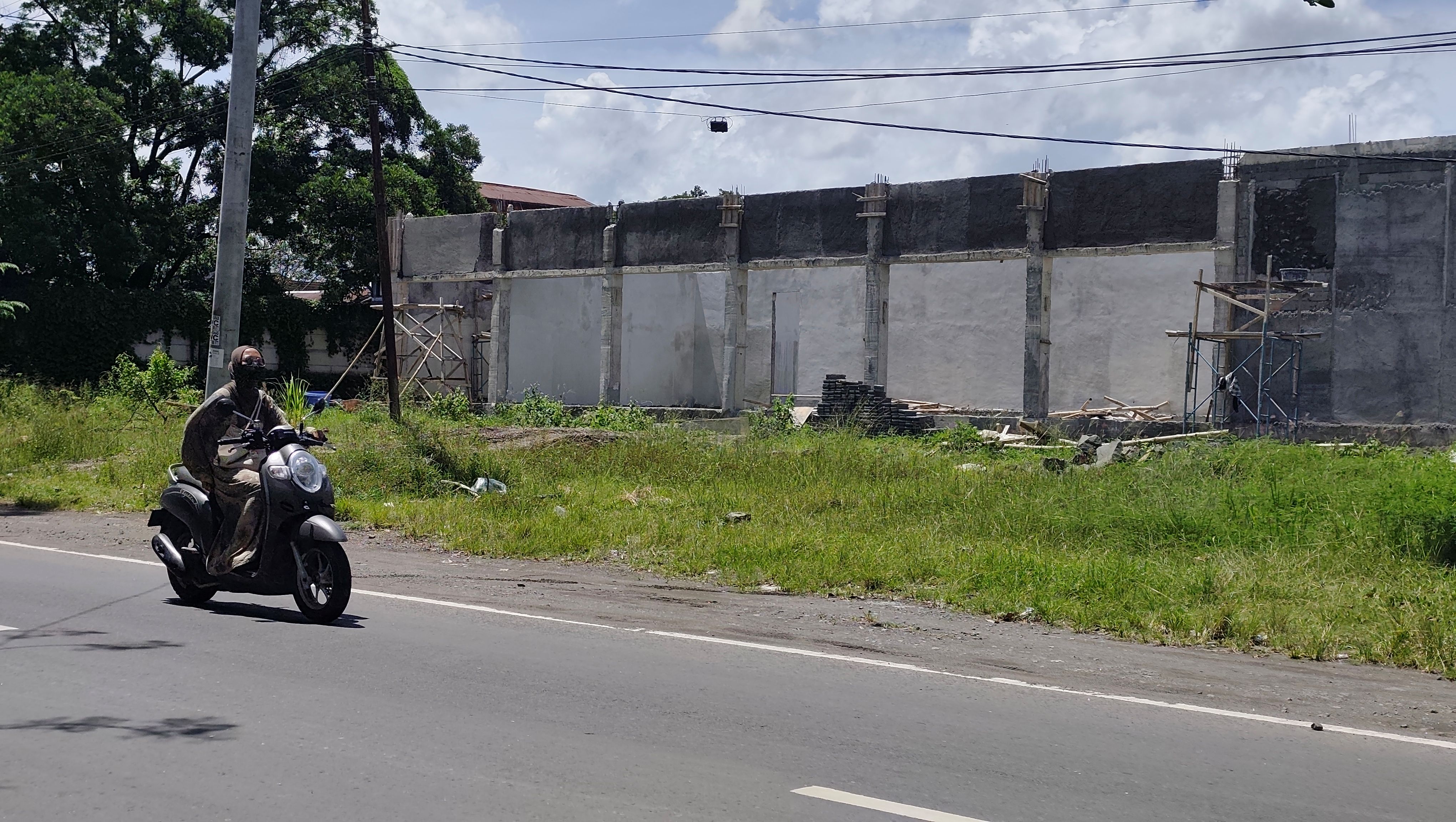  Salah satu bangunan Koperasi Desa Merah Putih (KDMP) Renteng yang masih dalam proses pembangunan di Kelurahan Leneng, Praya, Lombok Tengah, Kamis (12/3).