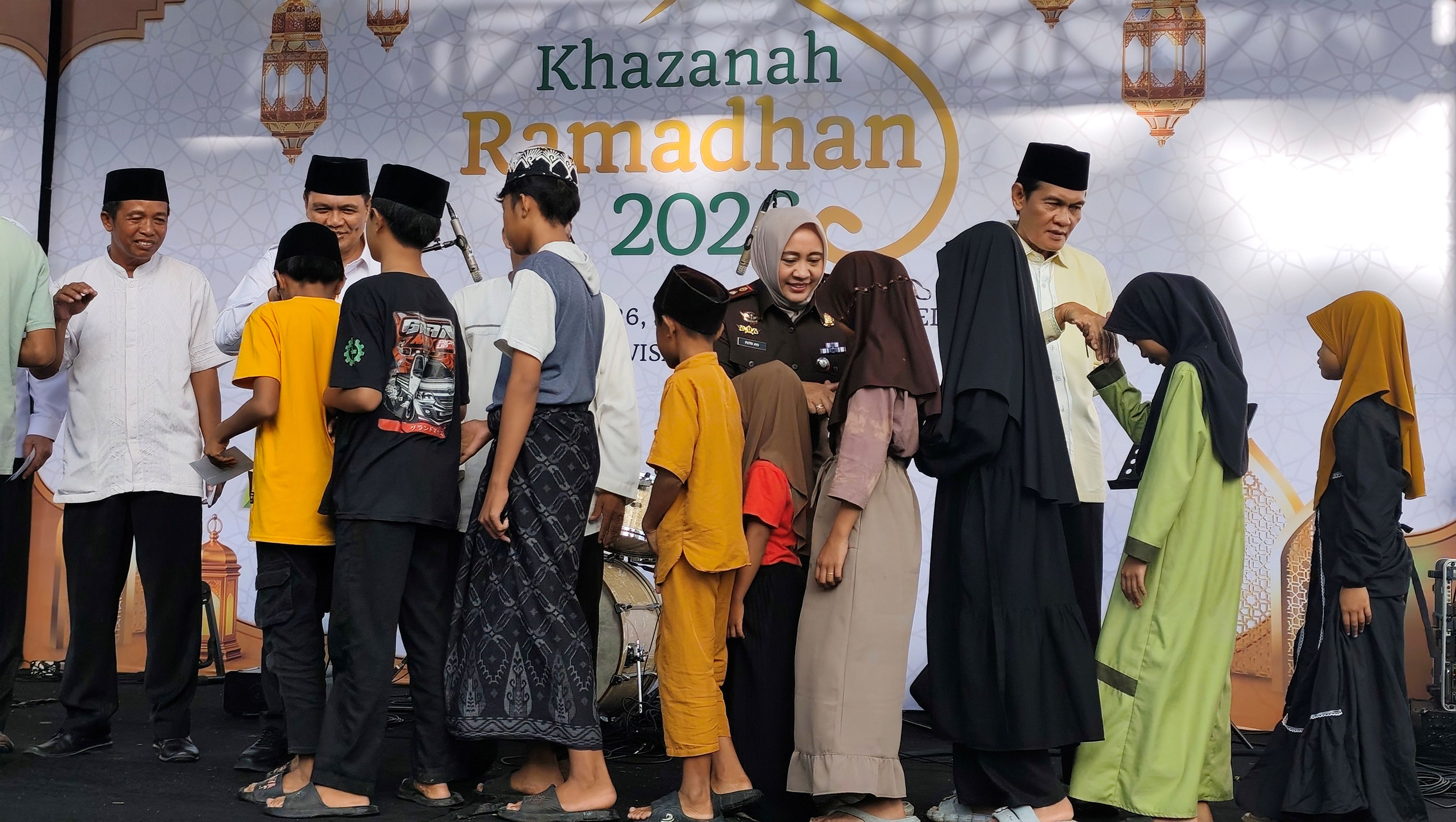 Wakil Bupati Loteng M Nursiah berikan santunan kepada puluhan anak yatim piatu di sela-sela kegiatan pembukaan Khazanah Ramadan 2026 di Alun-Alun Tastura, Kota Praya, Loteng, Rabu (11/3).