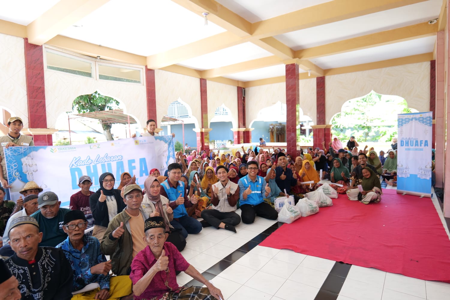 PEDULI: Manajemen PLN Indonesia Power UBP Jeranjang saat membagikan paket kado lebaran bagi masyarakat kurang mampu di Desa Taman Ayu.