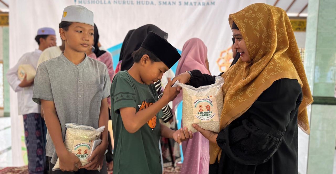 Kepala SMAN 3 Mataram Yuspita Martiningrum memberikan santunan kepada anak yatim yang tinggal di sekitar lingkungan sekolah, Kamis (12/3).